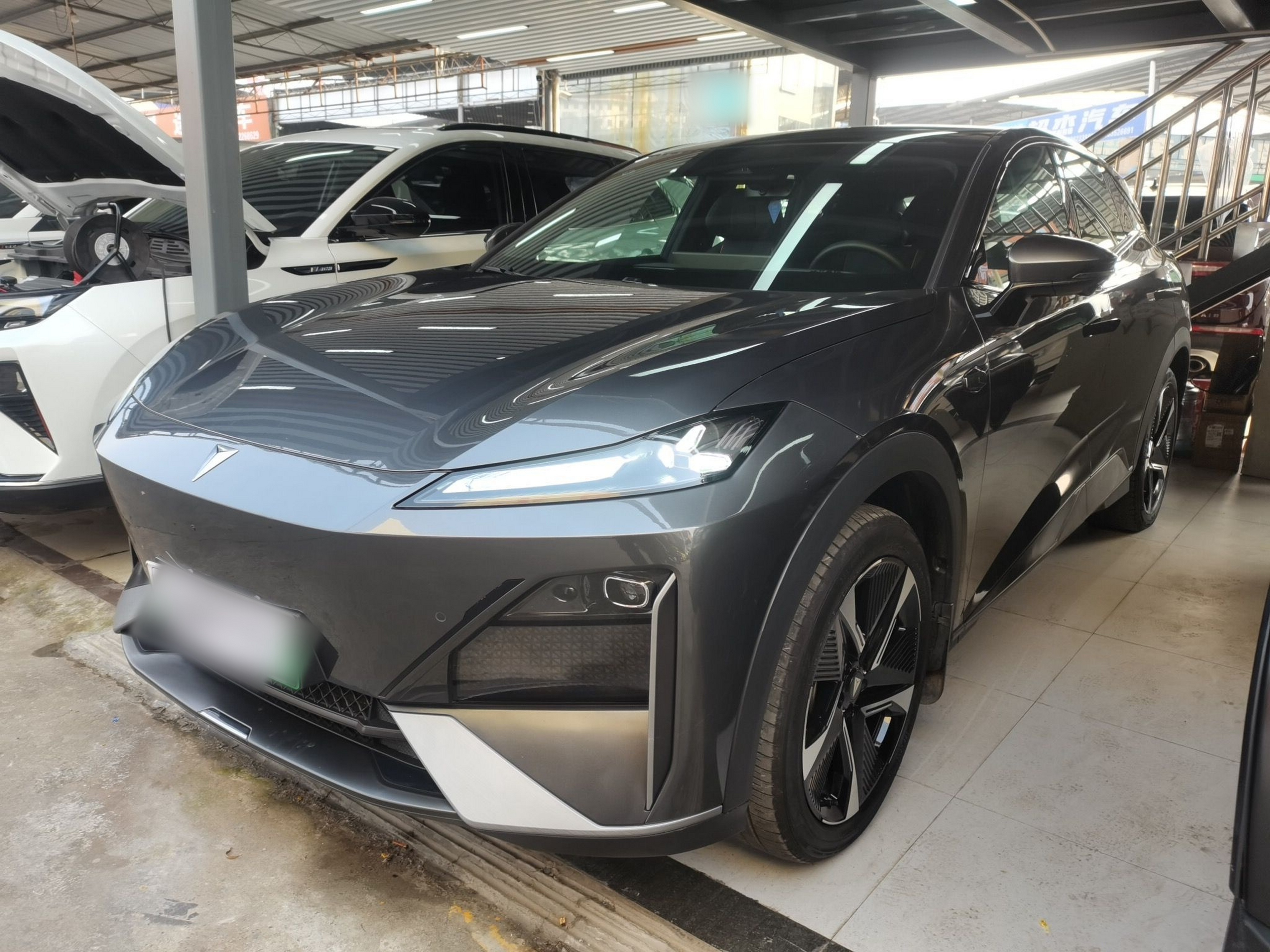 Под передней частью автомобиля