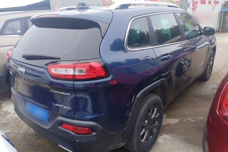 Used  Cherokee 2020 2.0L Two-Wheel Drive Classic Sports Edition
