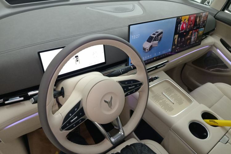 Used VOYAH Dream 2025 PHEV Four-Wheel Drive Prestige Kunpeng Edition
