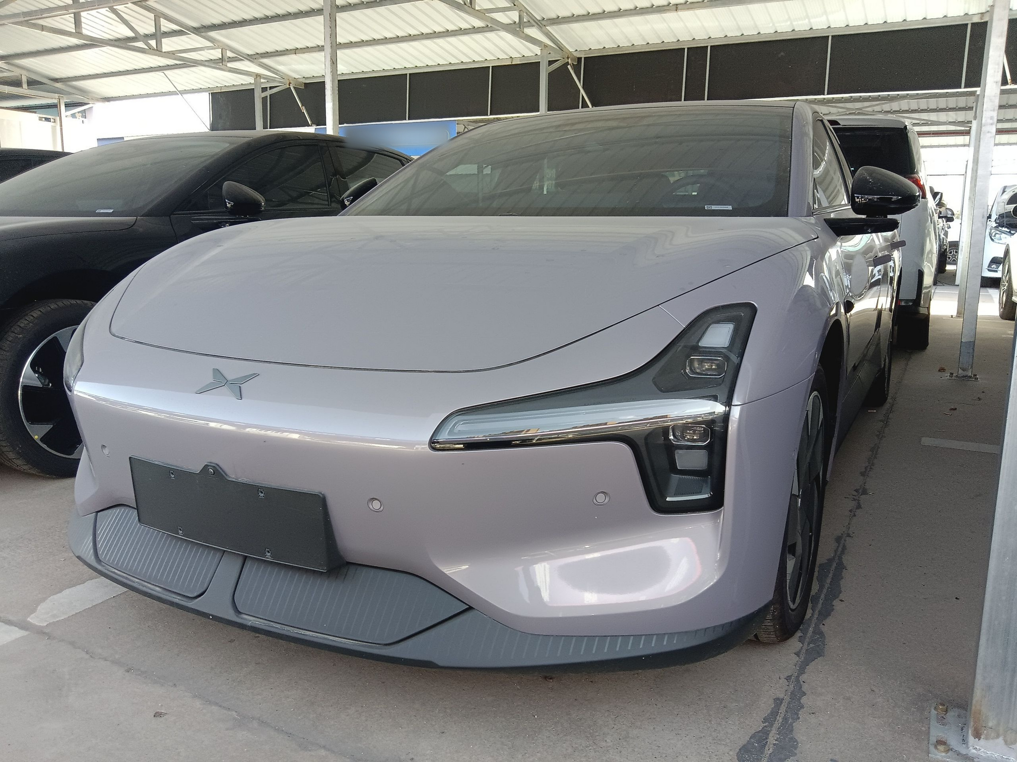 Под передней частью автомобиля