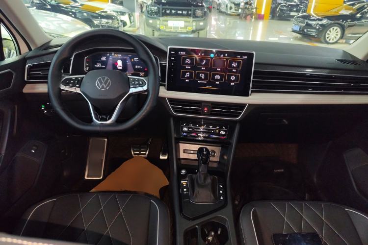 Used Volkswagen Tiguan L 2024 Outstanding Model 330TSI Automatic Two-Wheel Drive R-Line Dragon Glory Edition
