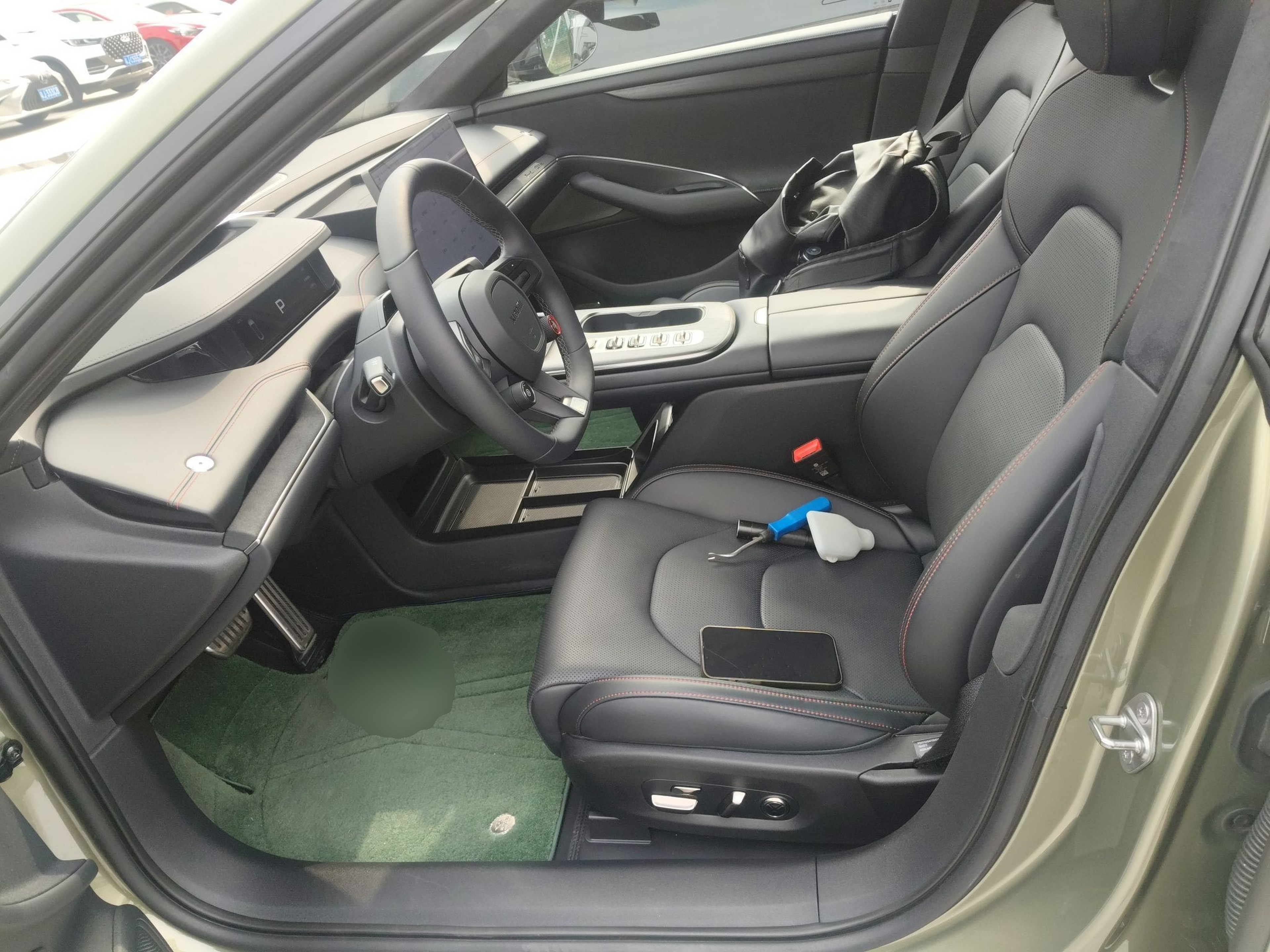 المقاعد الأمامية داخل السيارة