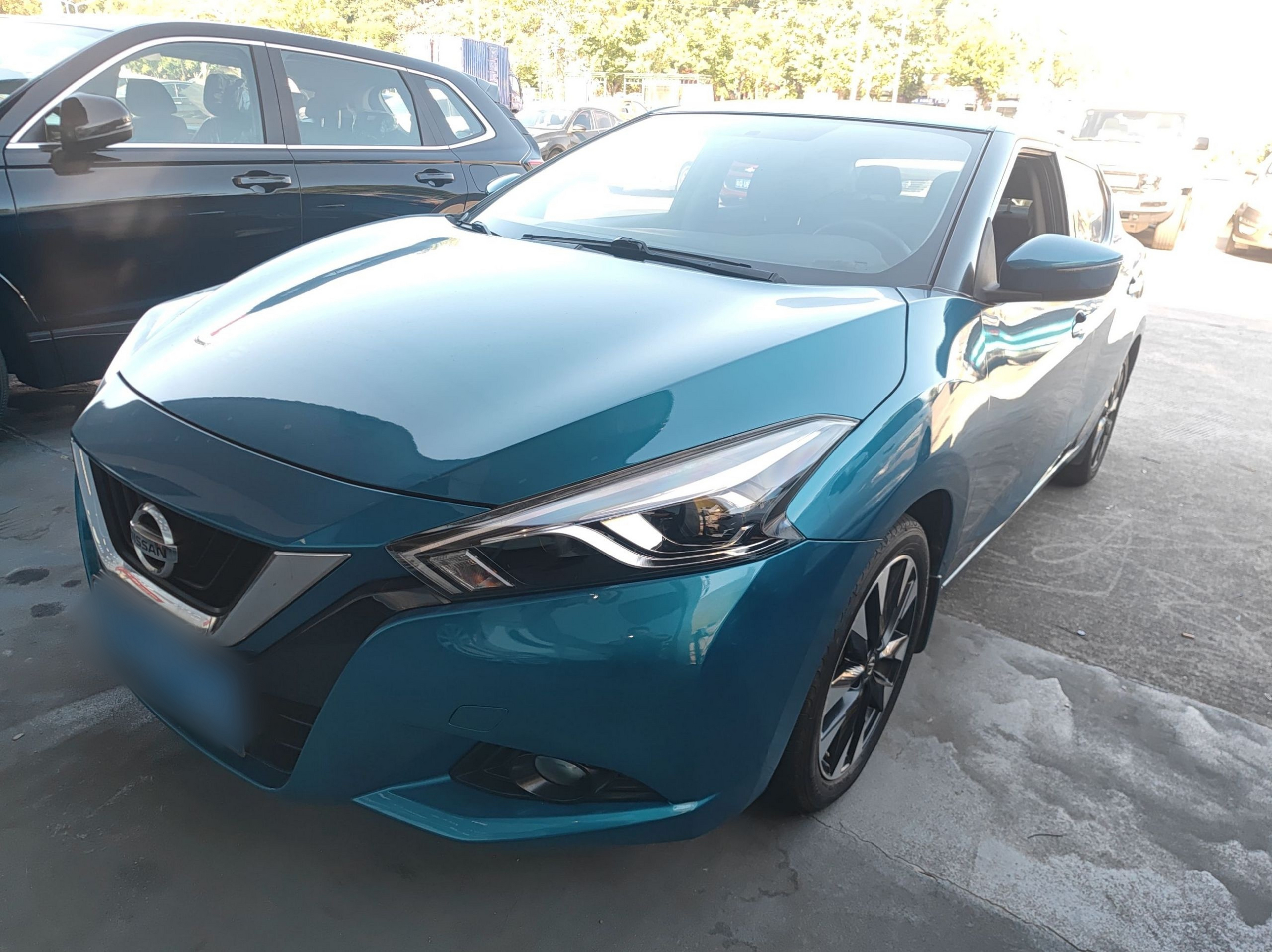 Под передней частью автомобиля