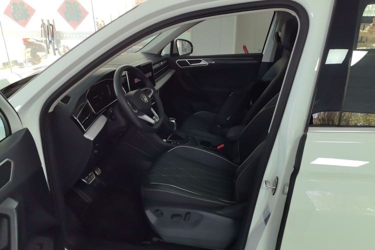 Used Volkswagen Tiguan L 2024 Outstanding Model 330TSI Automatic Two-Wheel Drive R-Line Dragon Glory Edition
