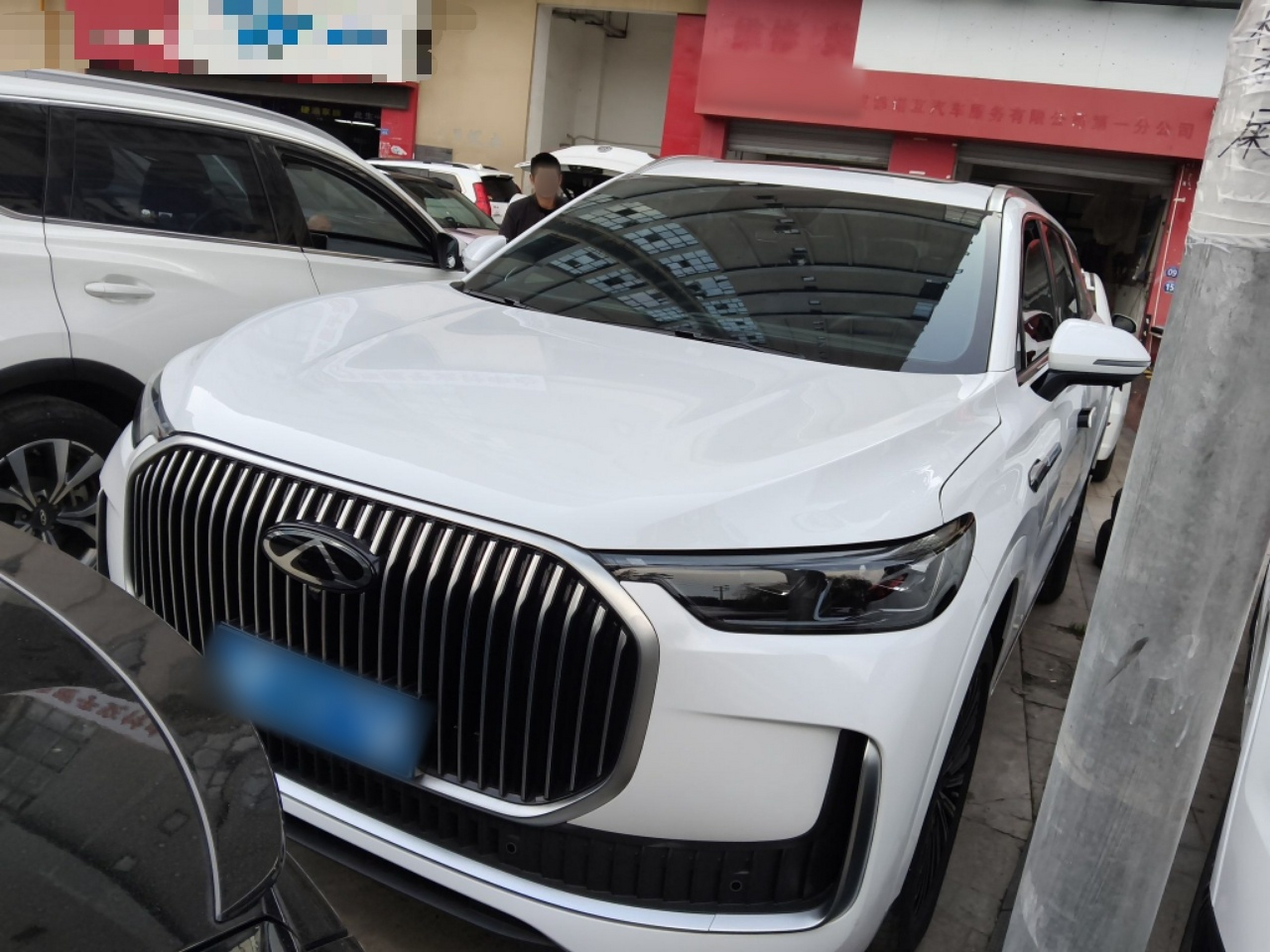 تحت مقدمة السيارة