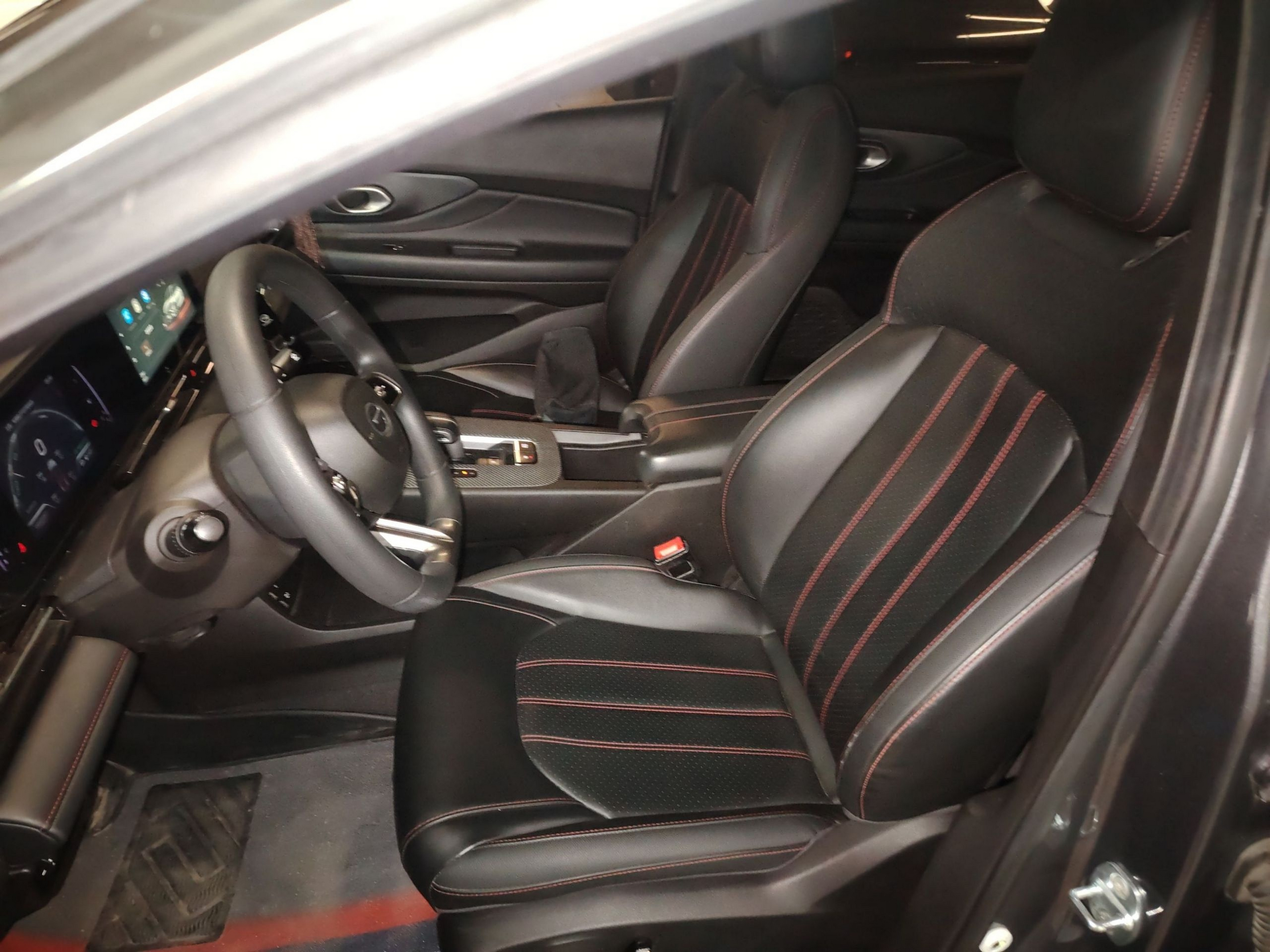 Переднее сиденье в автомобиле