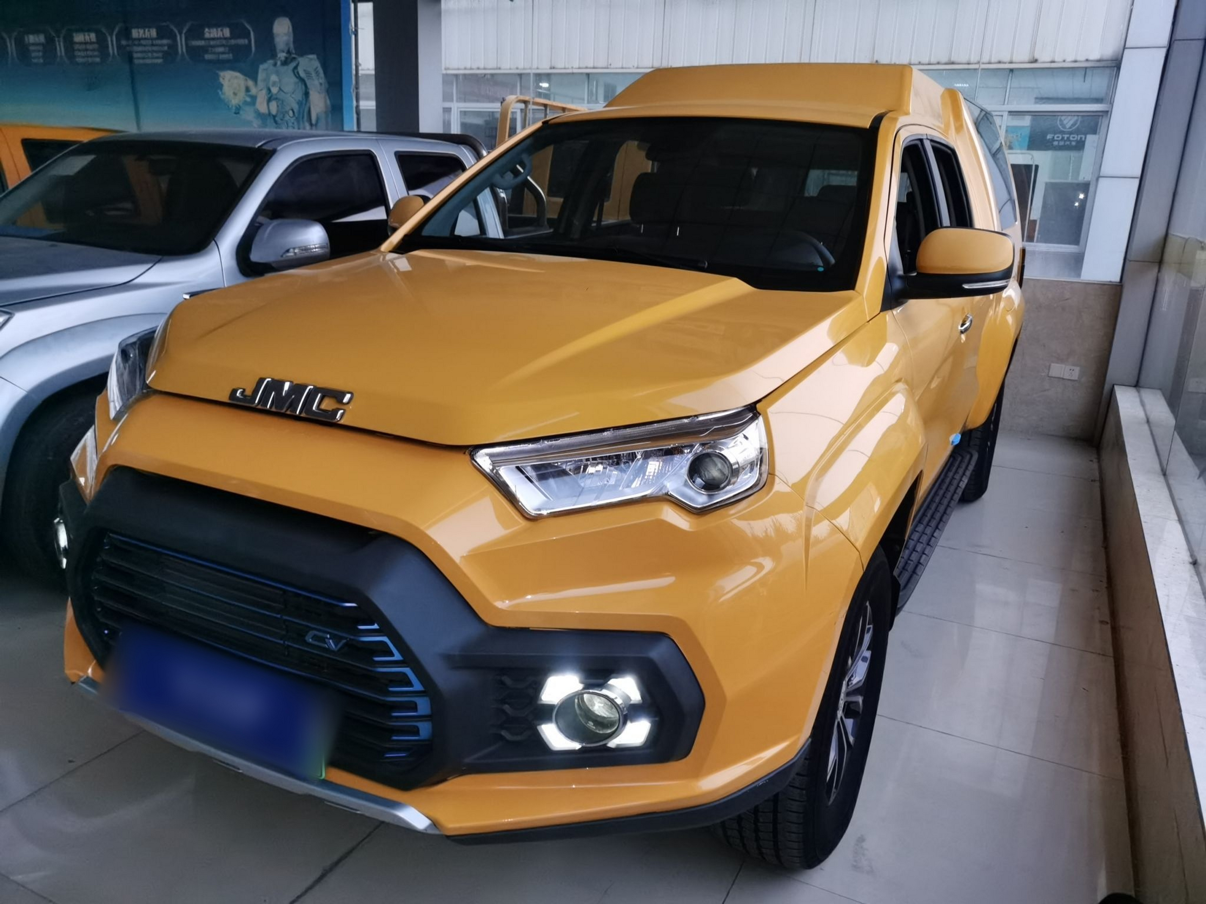 تحت مقدمة السيارة