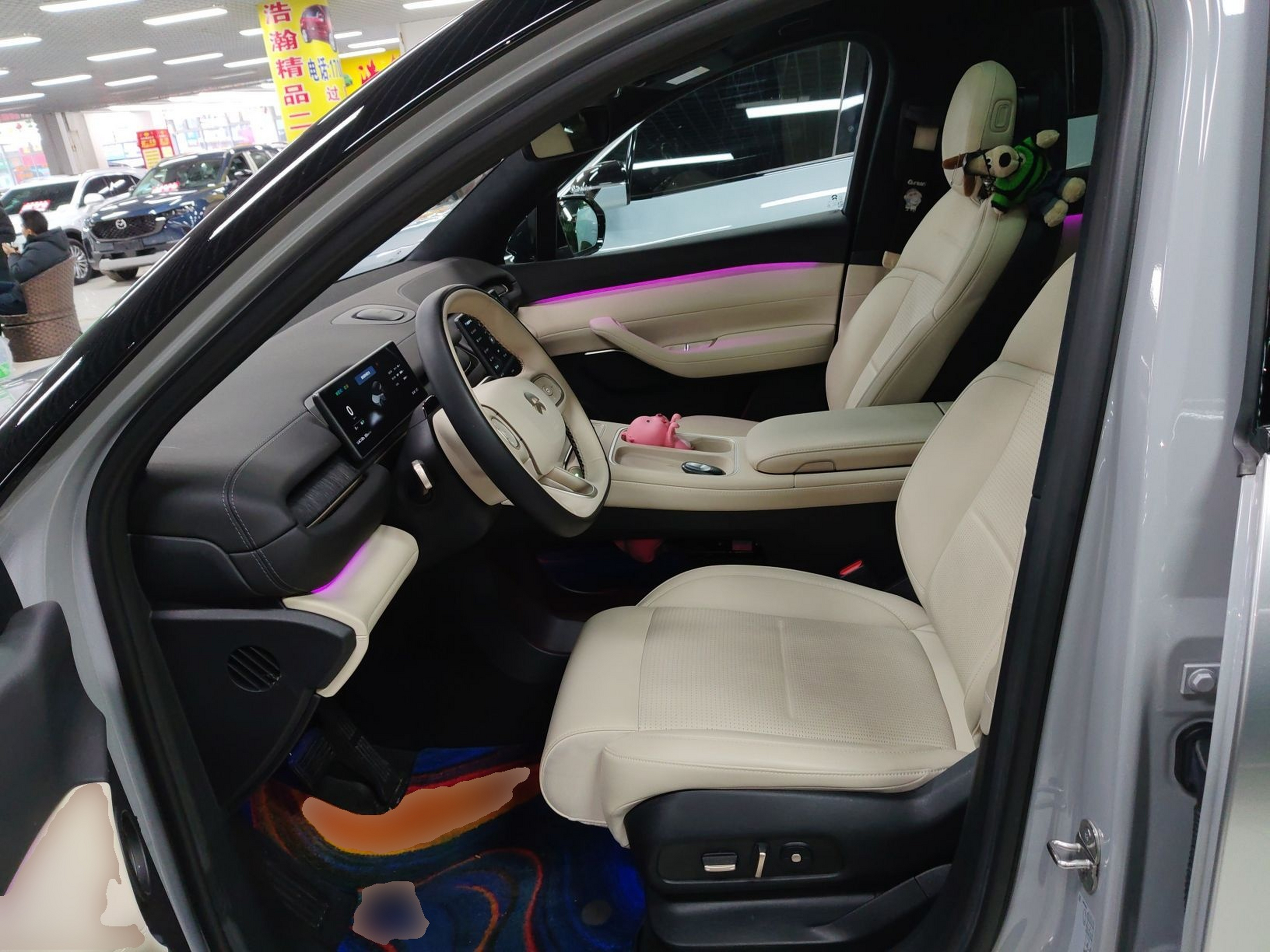 المقاعد الأمامية داخل السيارة