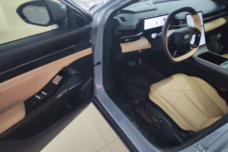 Used  L6 2023 125km MAX
