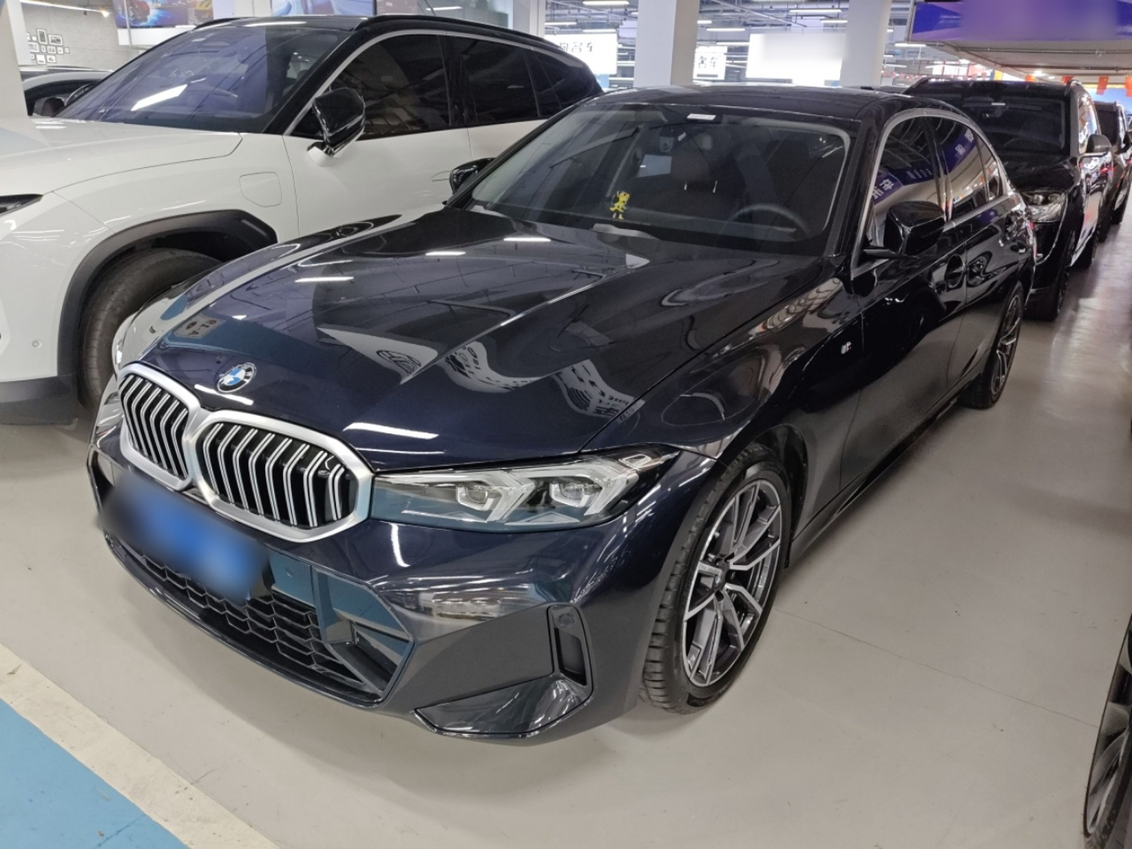 Под передней частью автомобиля