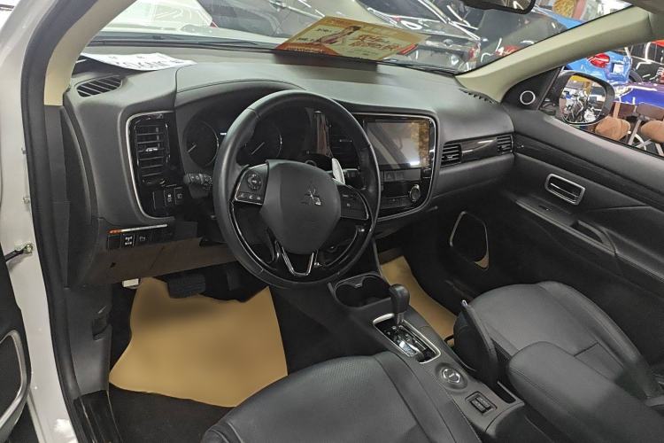 Used Mitsubishi Outlander 2016 2.4L 4x4 Luxury Edition 7-Seater
