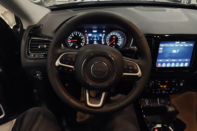 Used  Compass 2019 220T Automatic Family Edition
