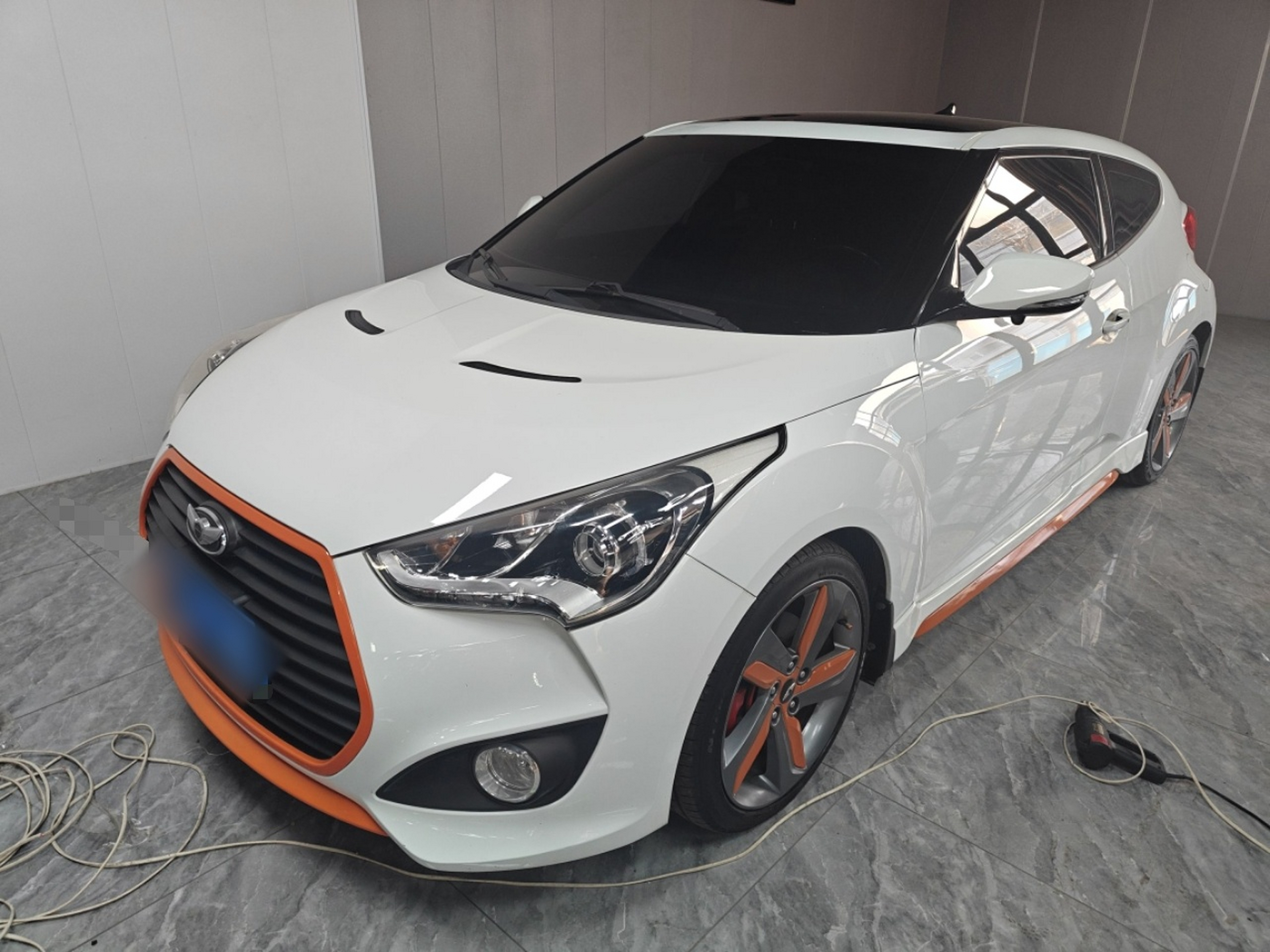 Под передней частью автомобиля