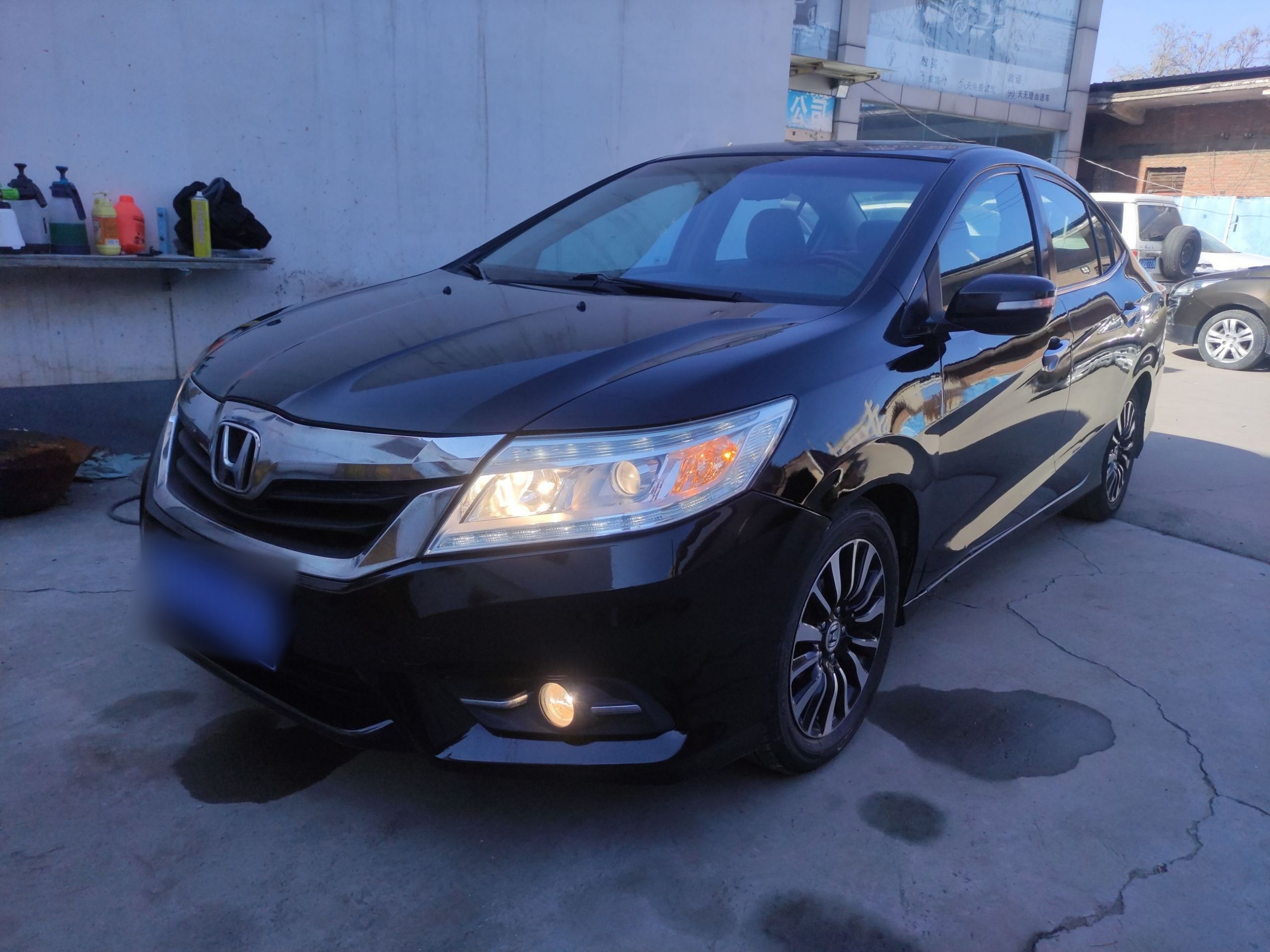 تحت مقدمة السيارة