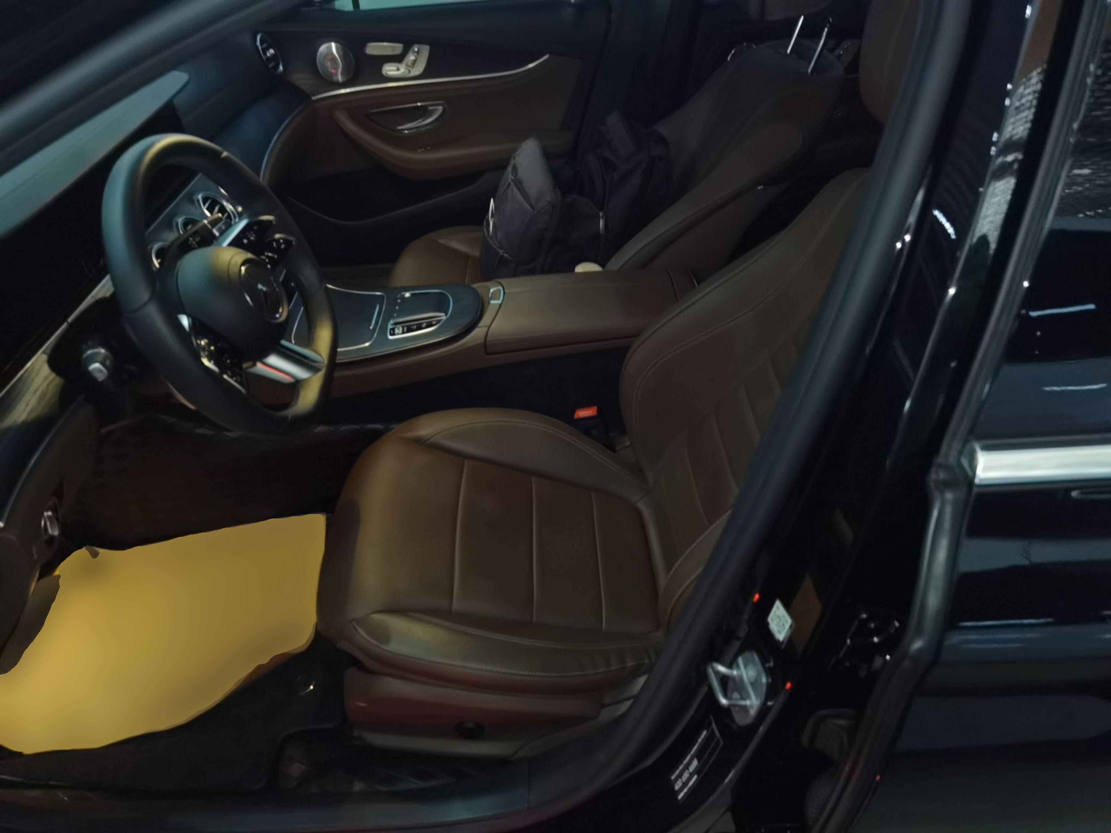 المقاعد الأمامية داخل السيارة