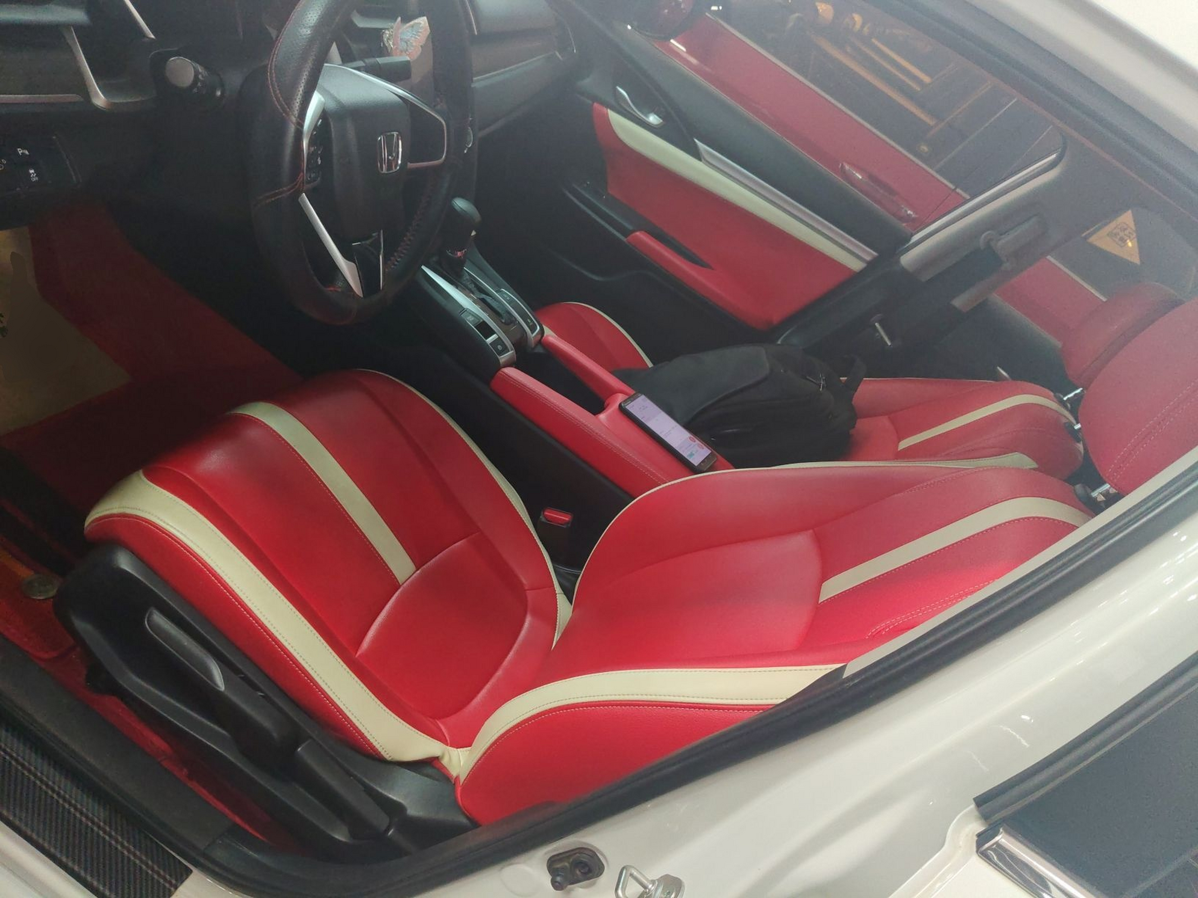 Переднее сиденье в автомобиле