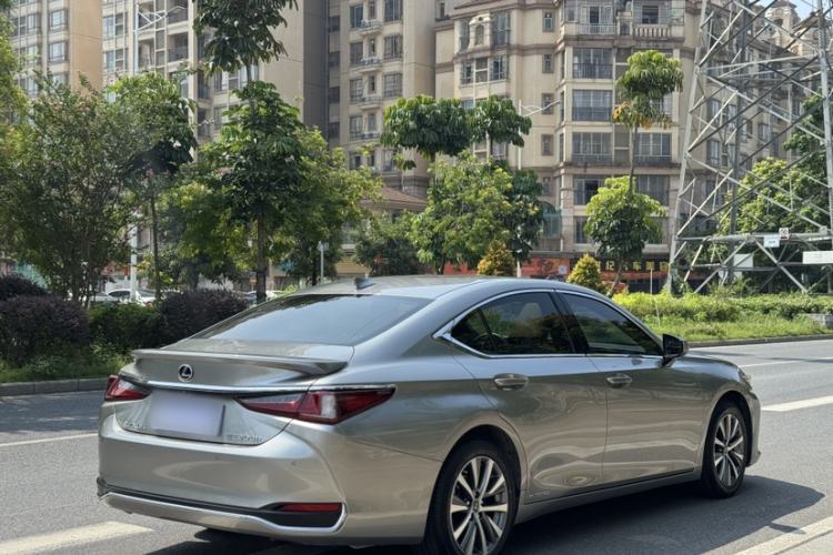 Used Lexus ES 2018 300h Premier Edition China VI Standard