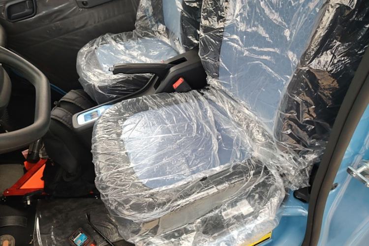 Used   2023 140km Long Wheelbase Flatbed Entry-Level Trim
