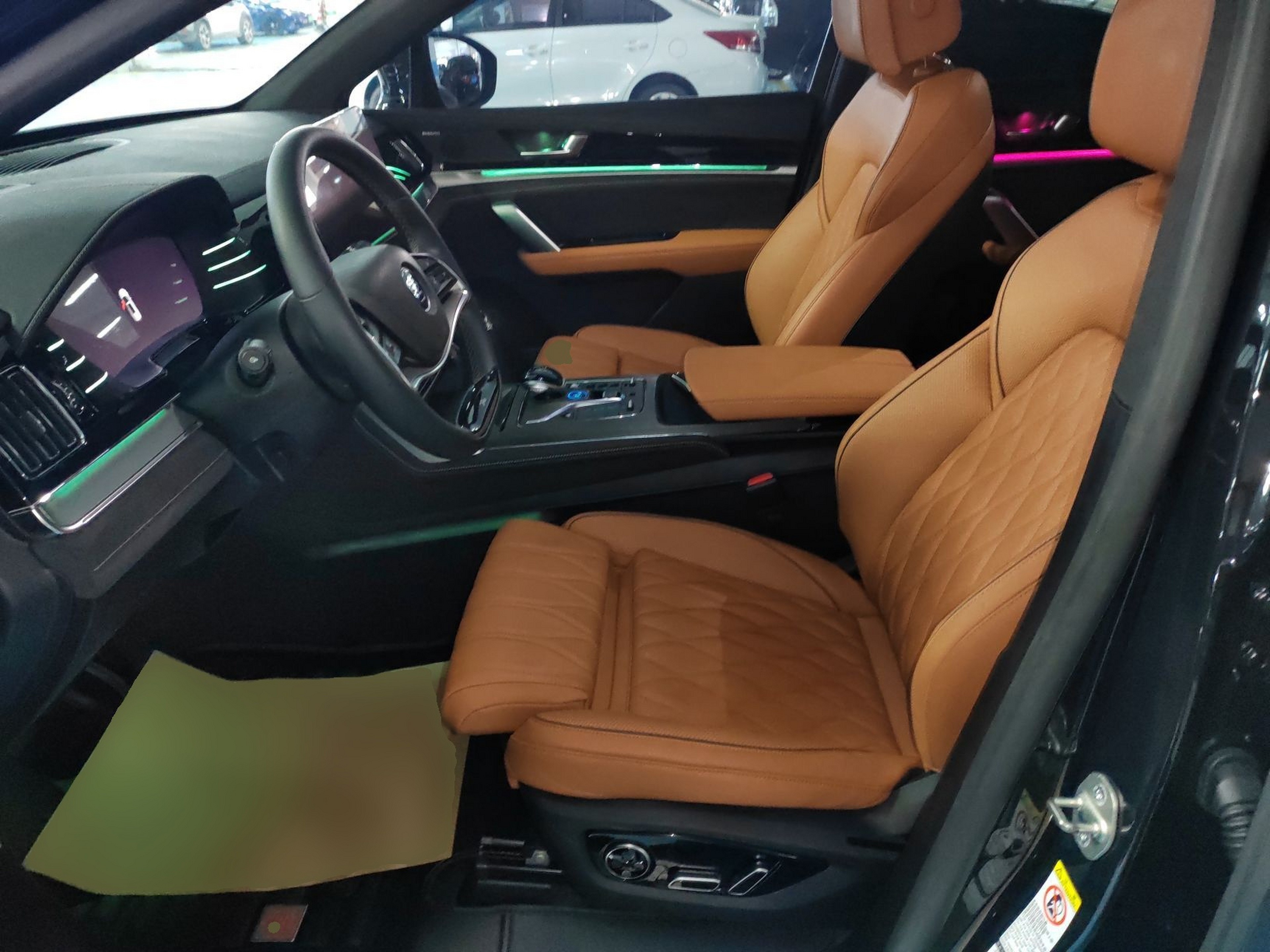 المقاعد الأمامية داخل السيارة