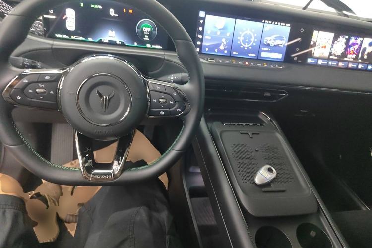 Used VOYAH FREE 2025 318 259 km All-Wheel-Drive Exploration Edition
