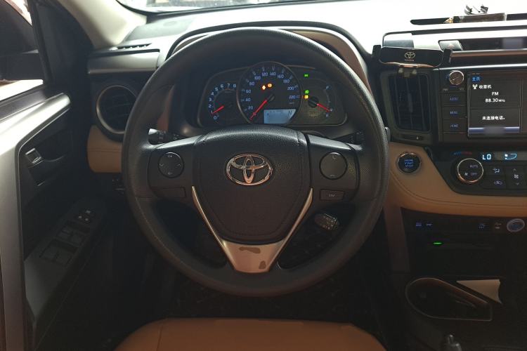 Used Toyota RAV4 2016 2.0L CVT Two-Wheel Drive Fashion Edition China V Standard
