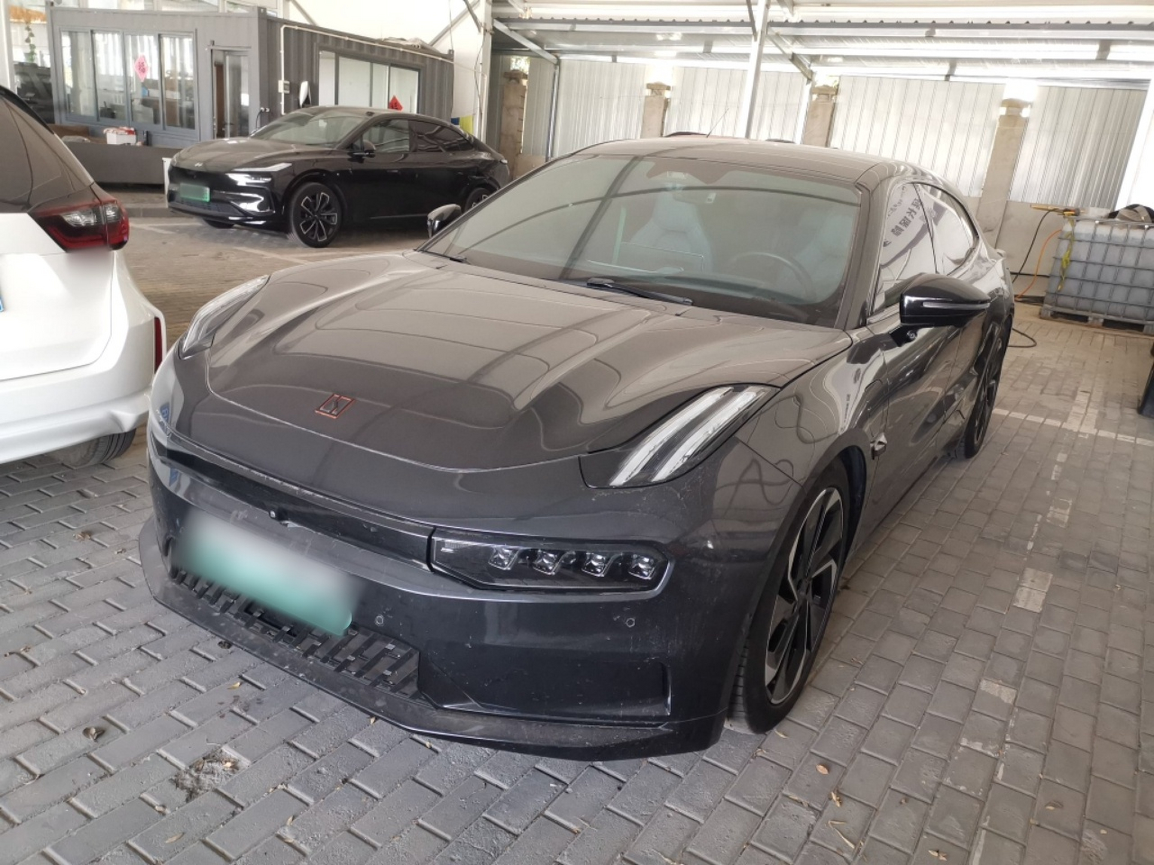 تحت مقدمة السيارة