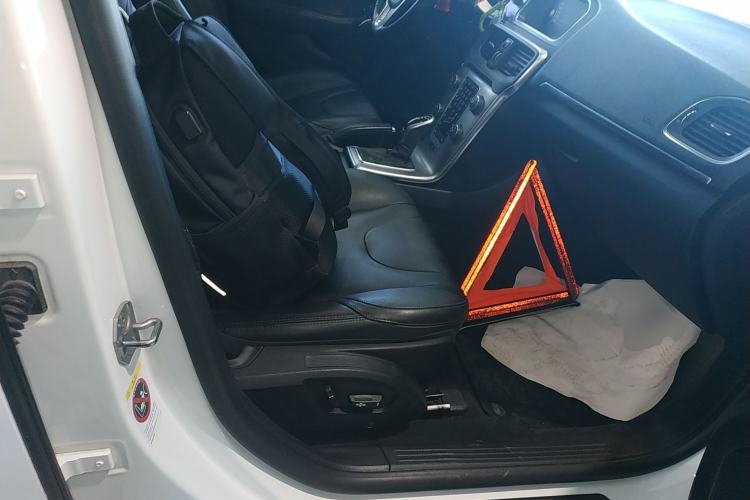 Used Volvo V40 2017 T3 Zhiya Edition
