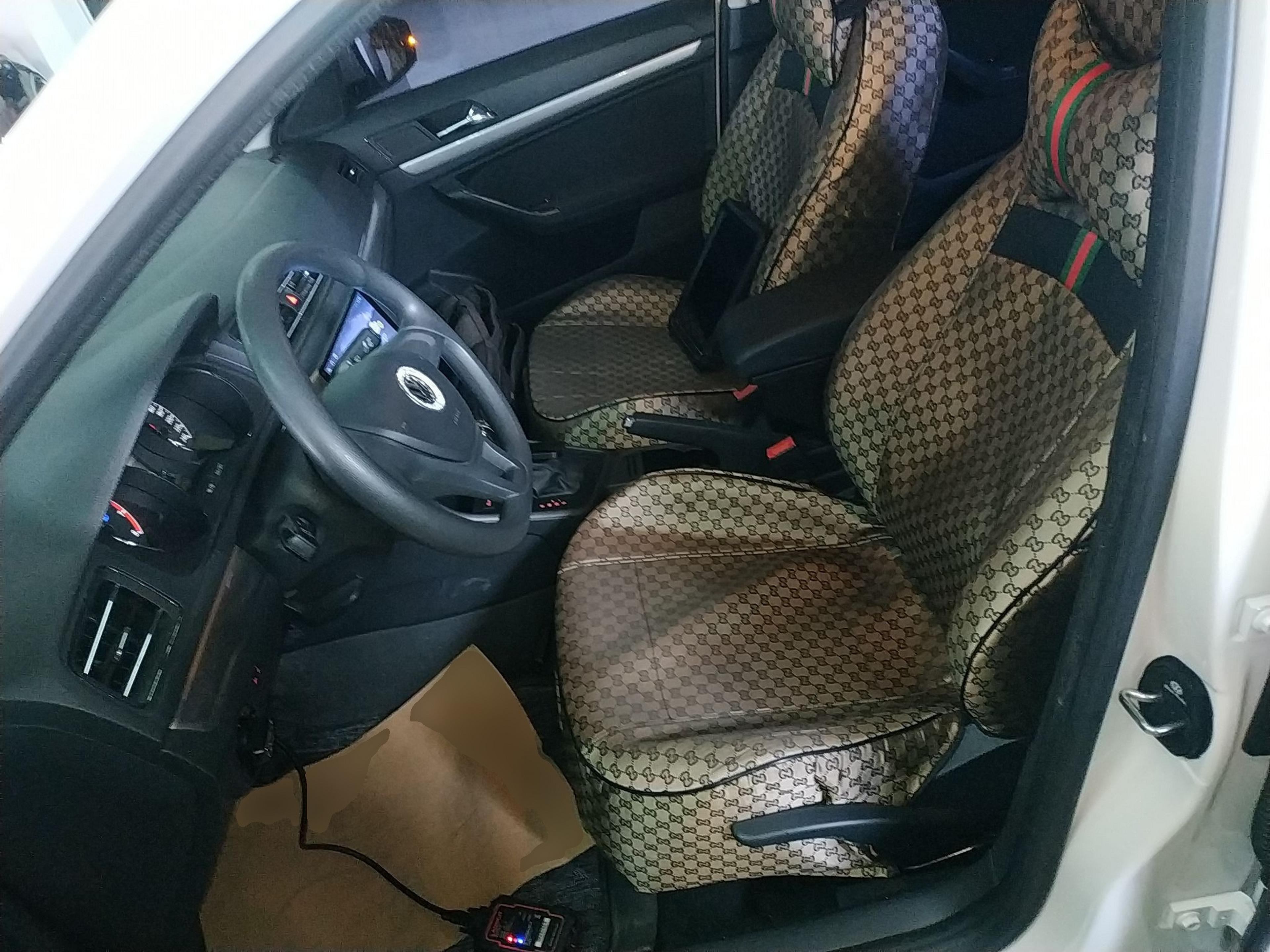 Переднее сиденье в автомобиле