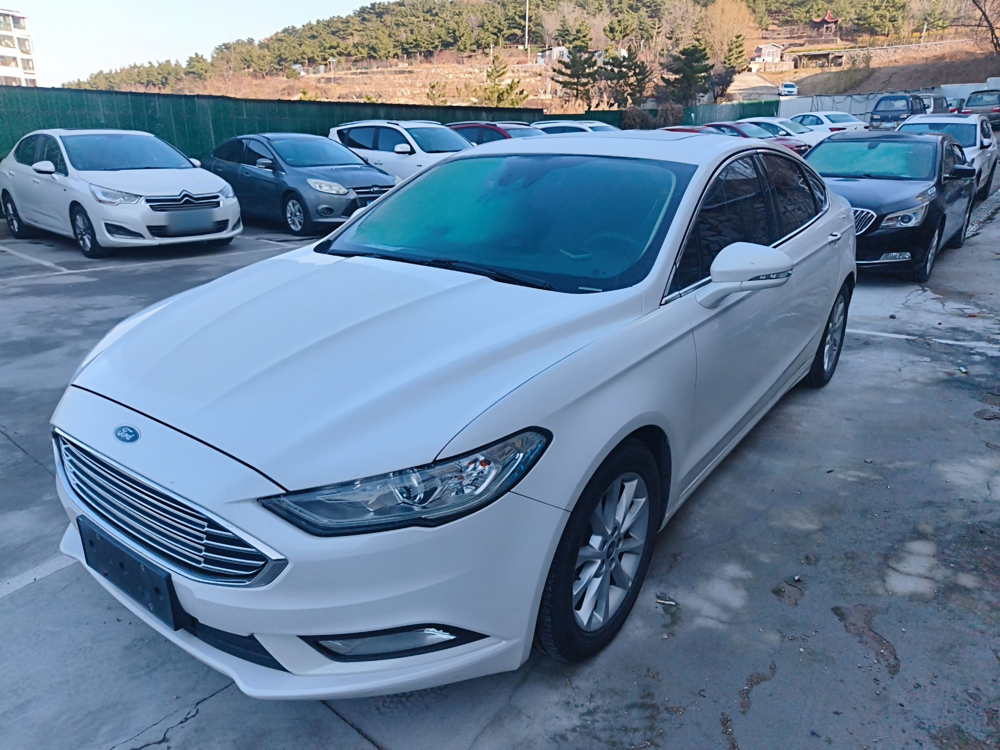 Под передней частью автомобиля