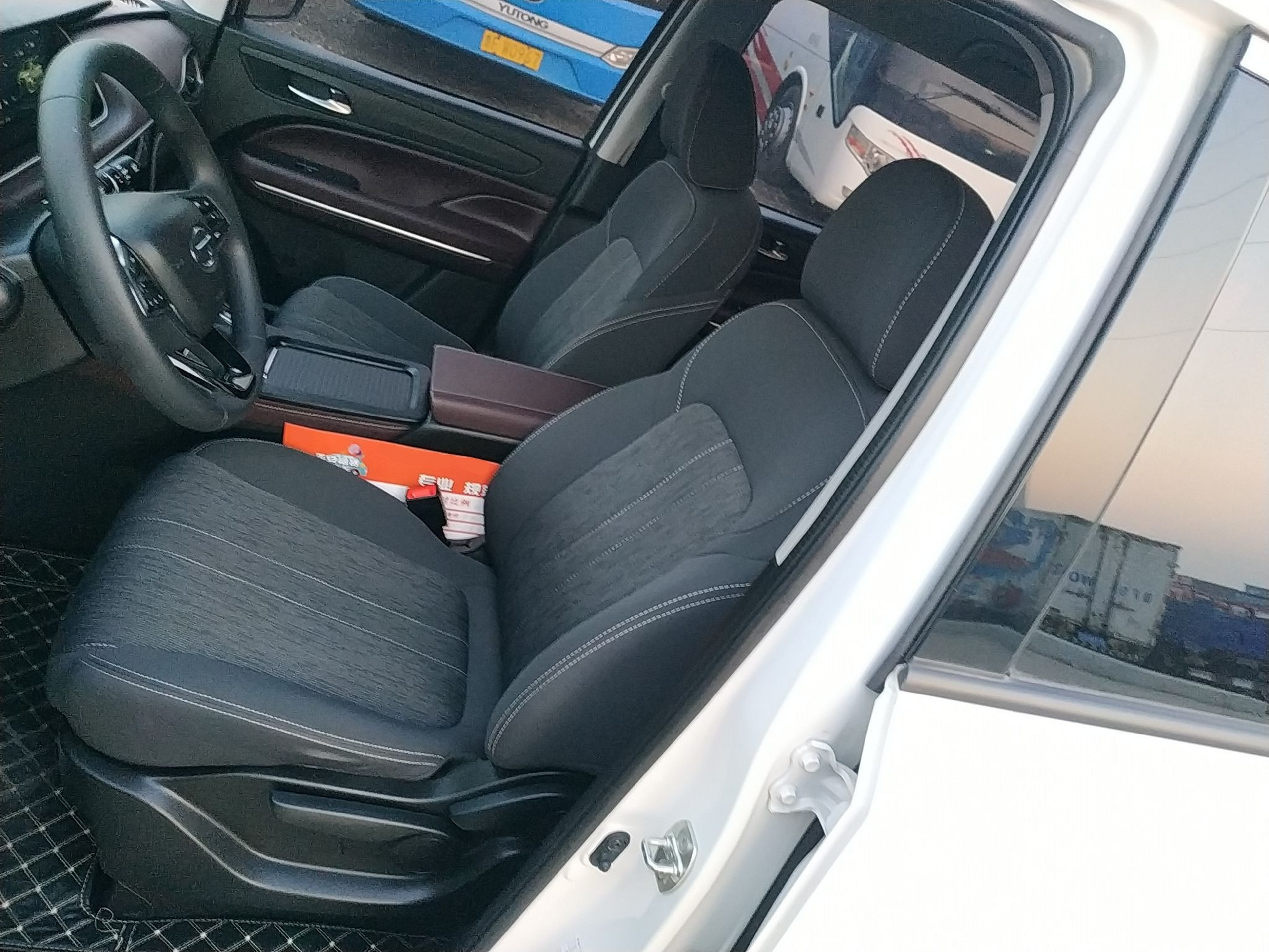 Переднее сиденье в автомобиле