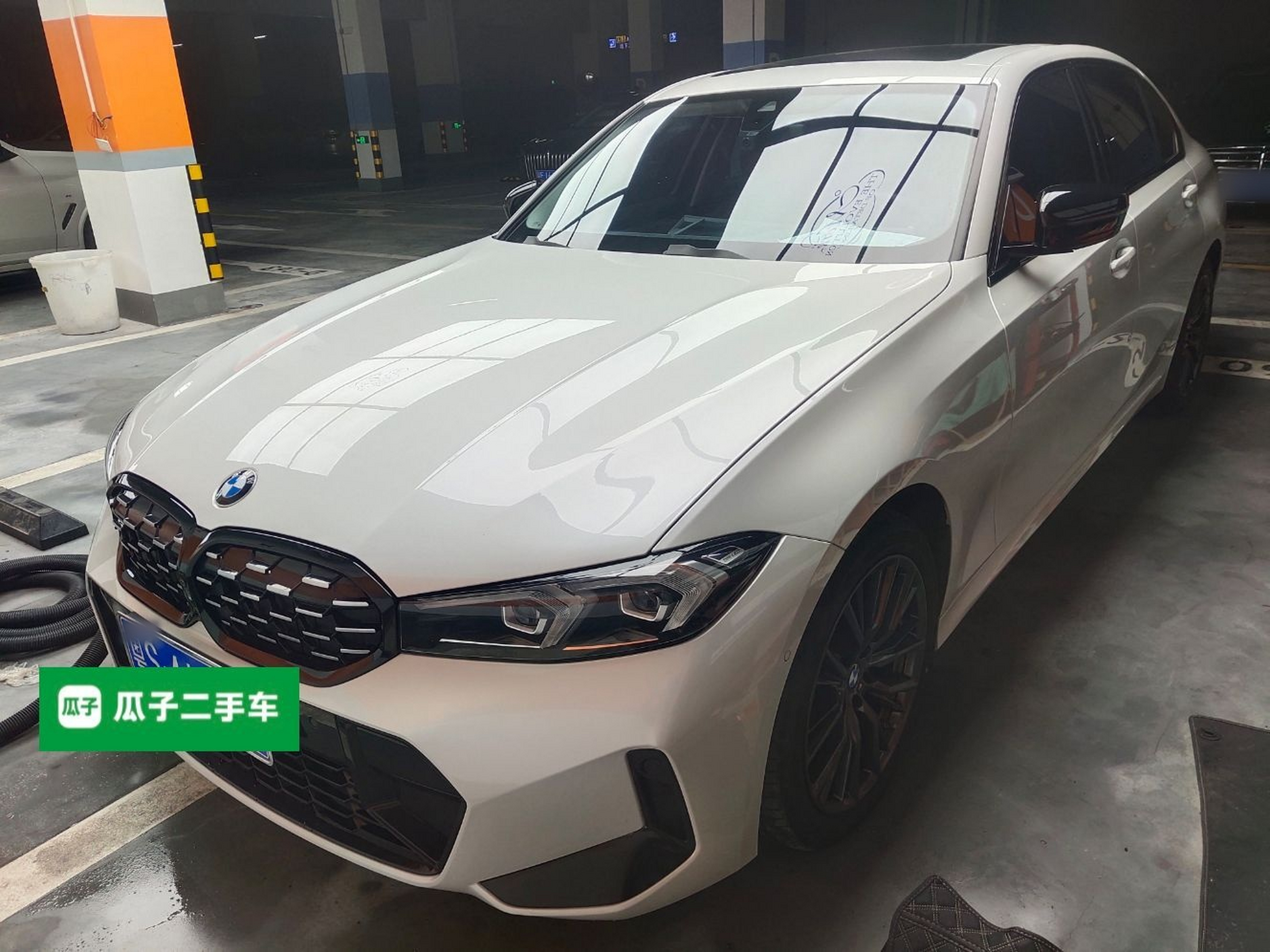 تحت مقدمة السيارة