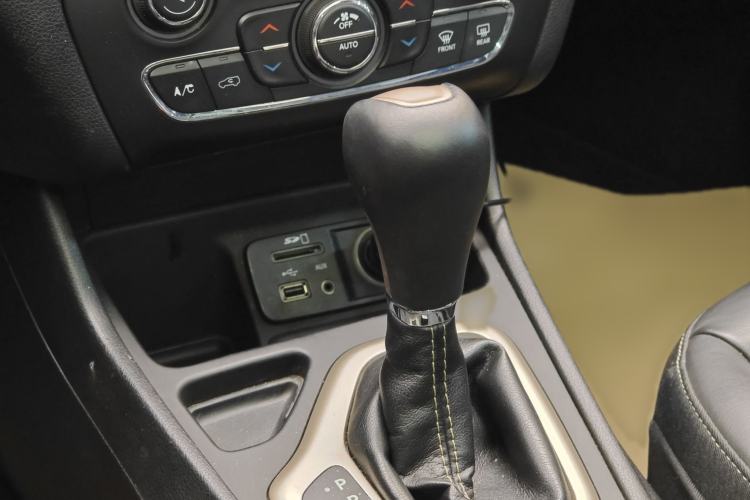 Used  Cherokee 2016 2.4L Leading Edition