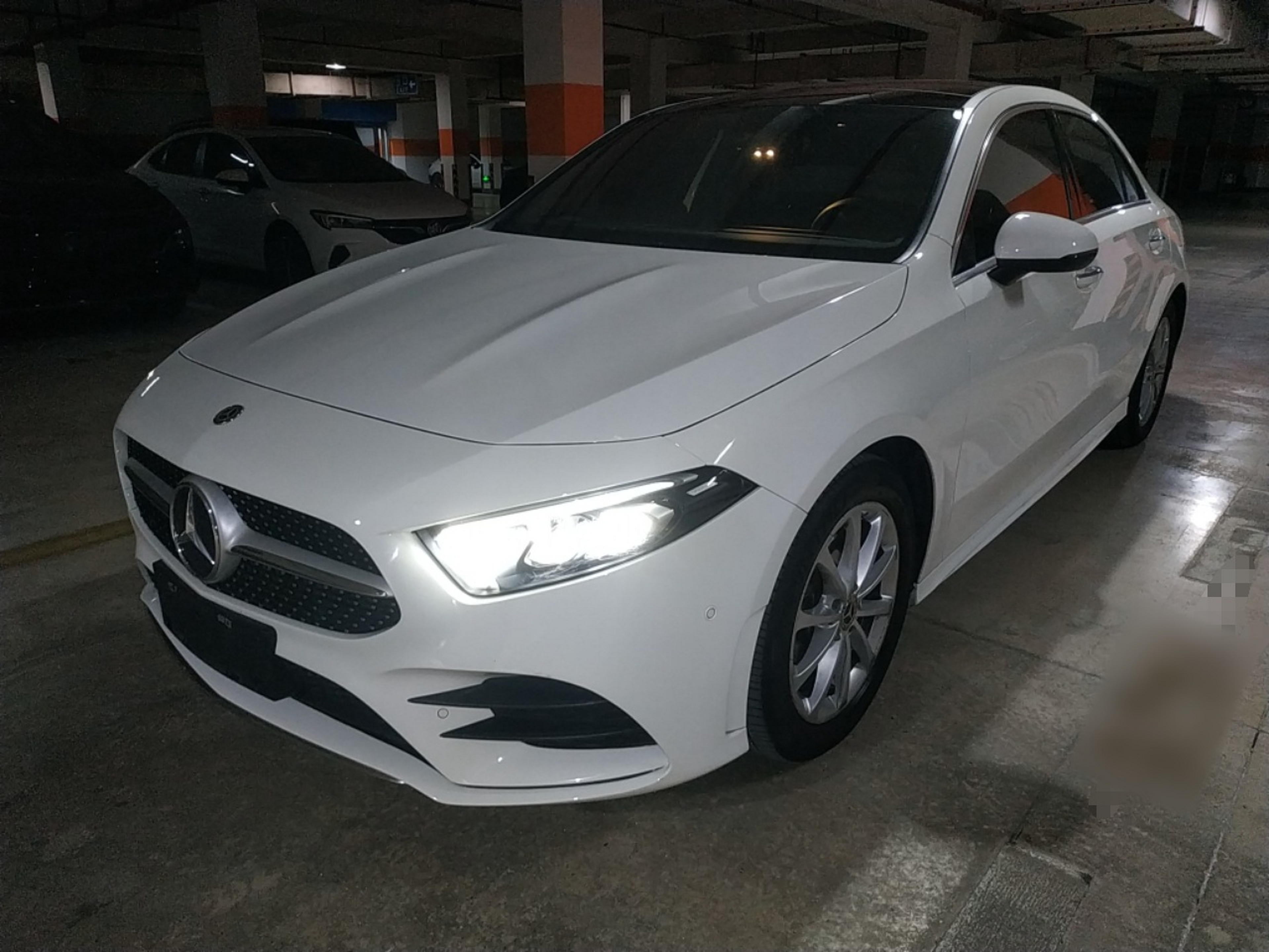 تحت مقدمة السيارة