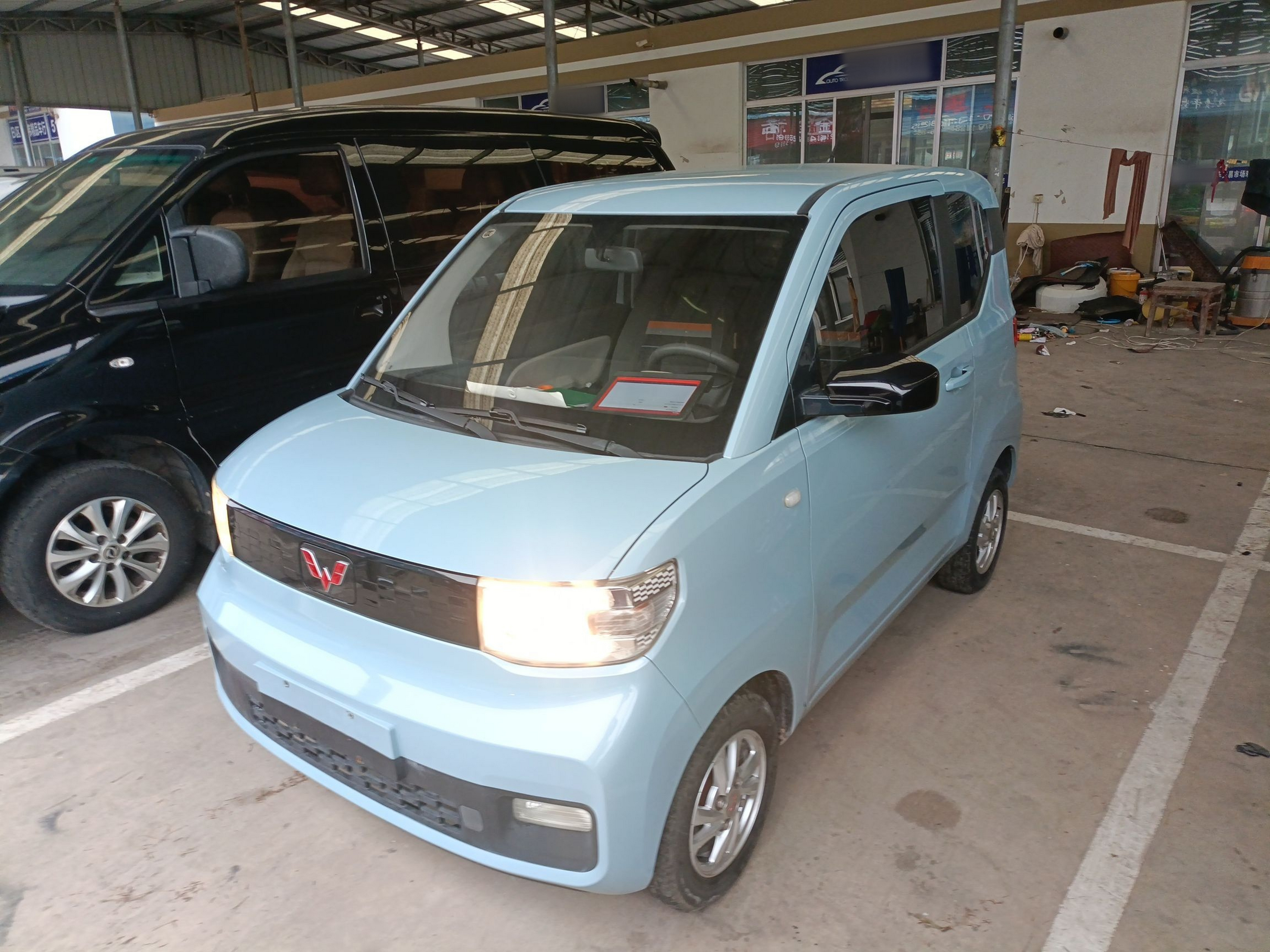 تحت مقدمة السيارة