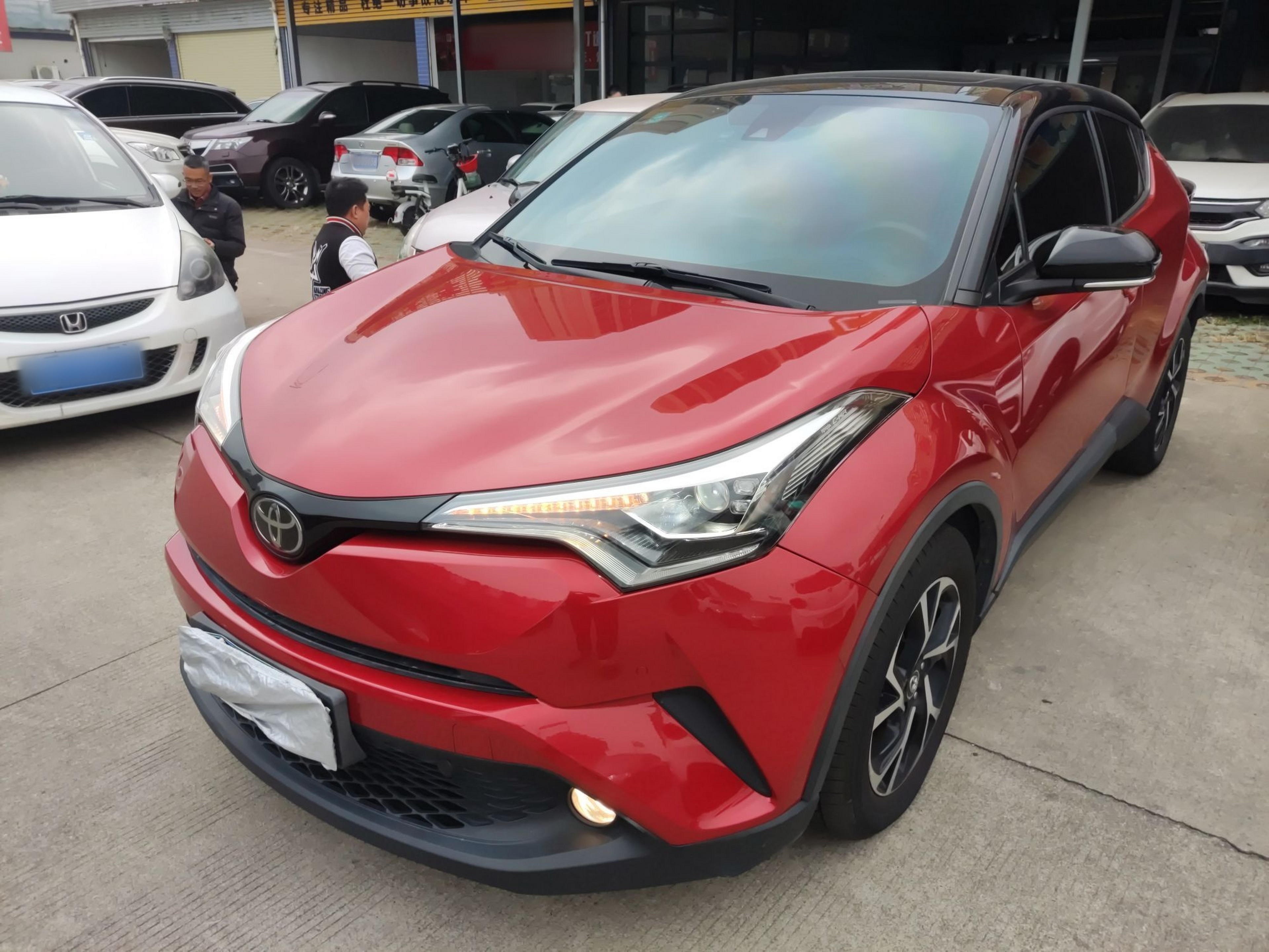 تحت مقدمة السيارة