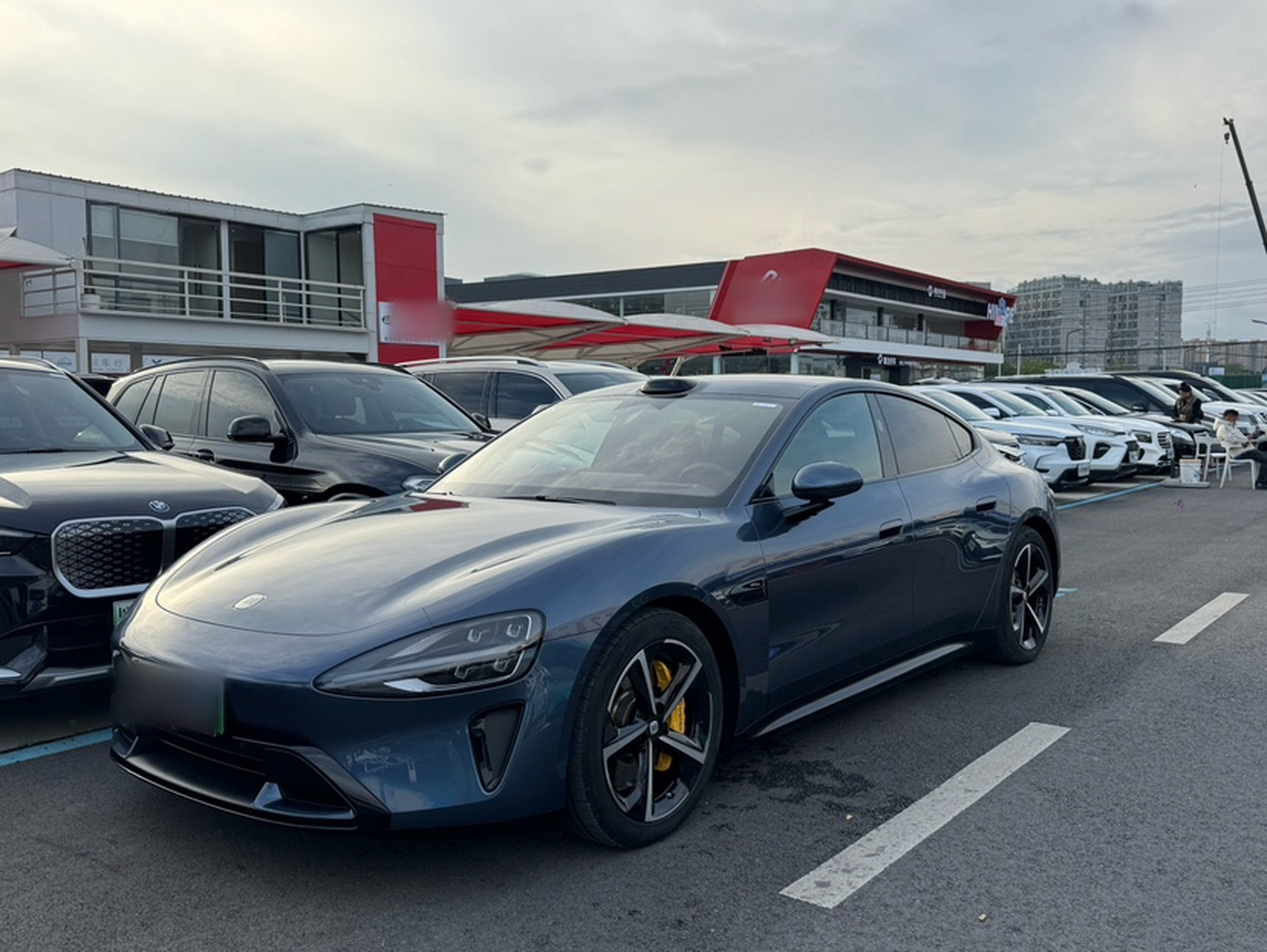 تحت مقدمة السيارة