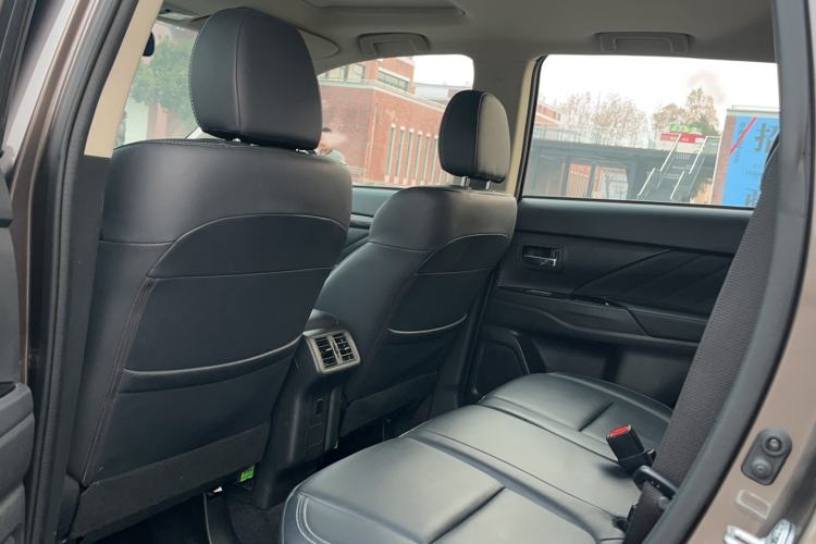 Used Mitsubishi Outlander 2019 2.4L 4x4 Zhi Xiang Edition 7 Seats China VI Standard
