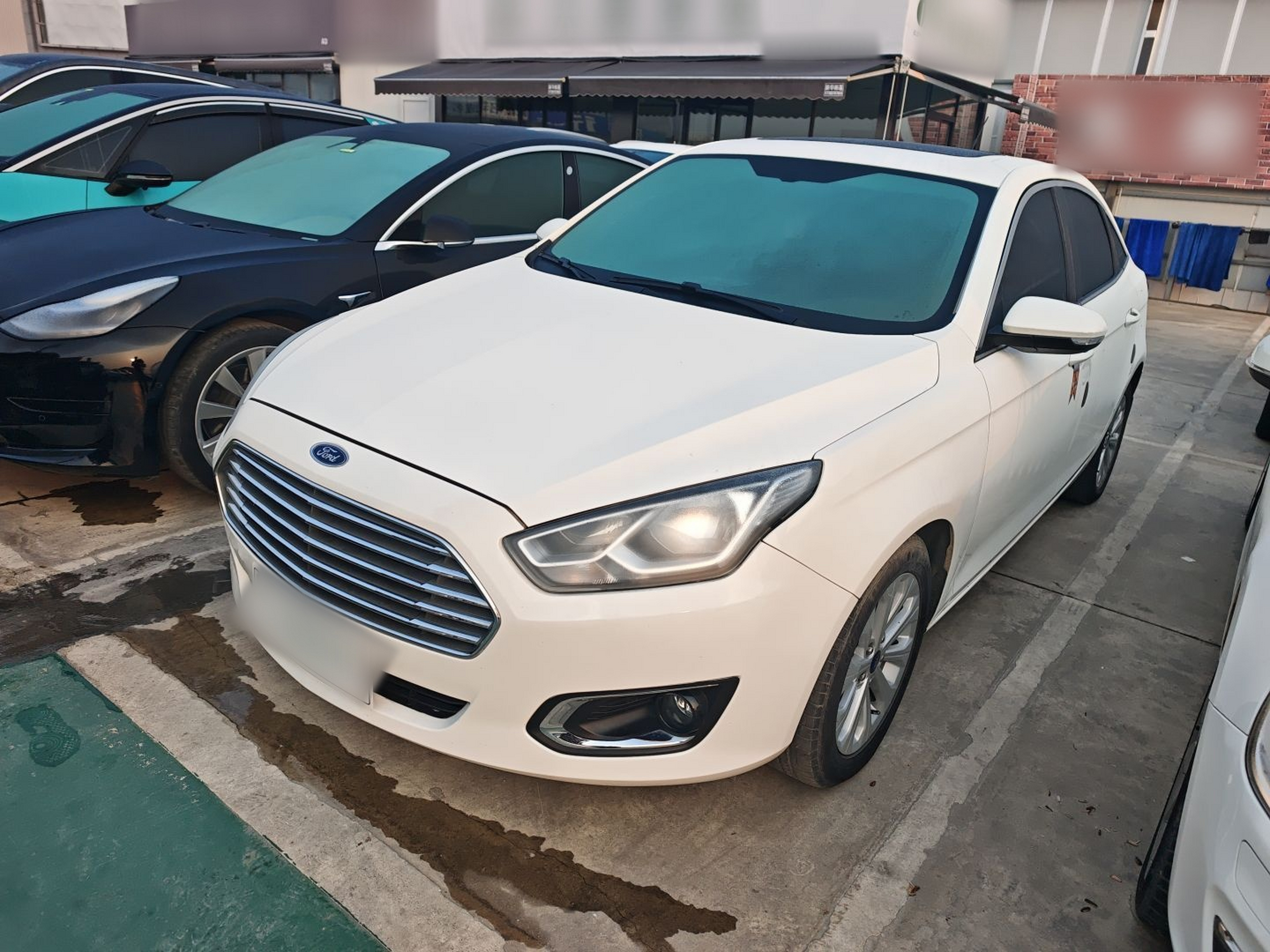 تحت مقدمة السيارة