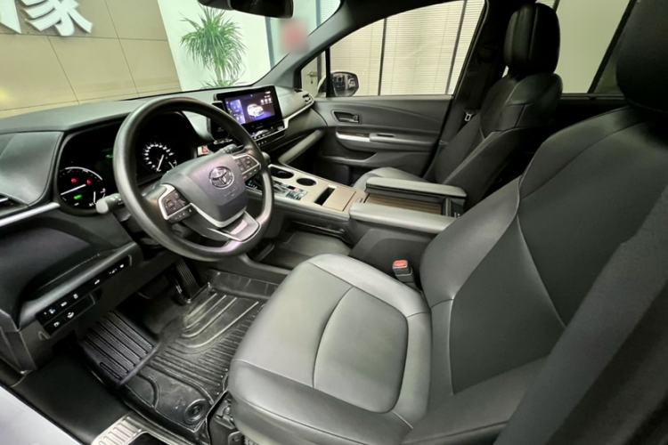 Used Toyota Granvia 2024 2.5L Hybrid Luxury Edition
