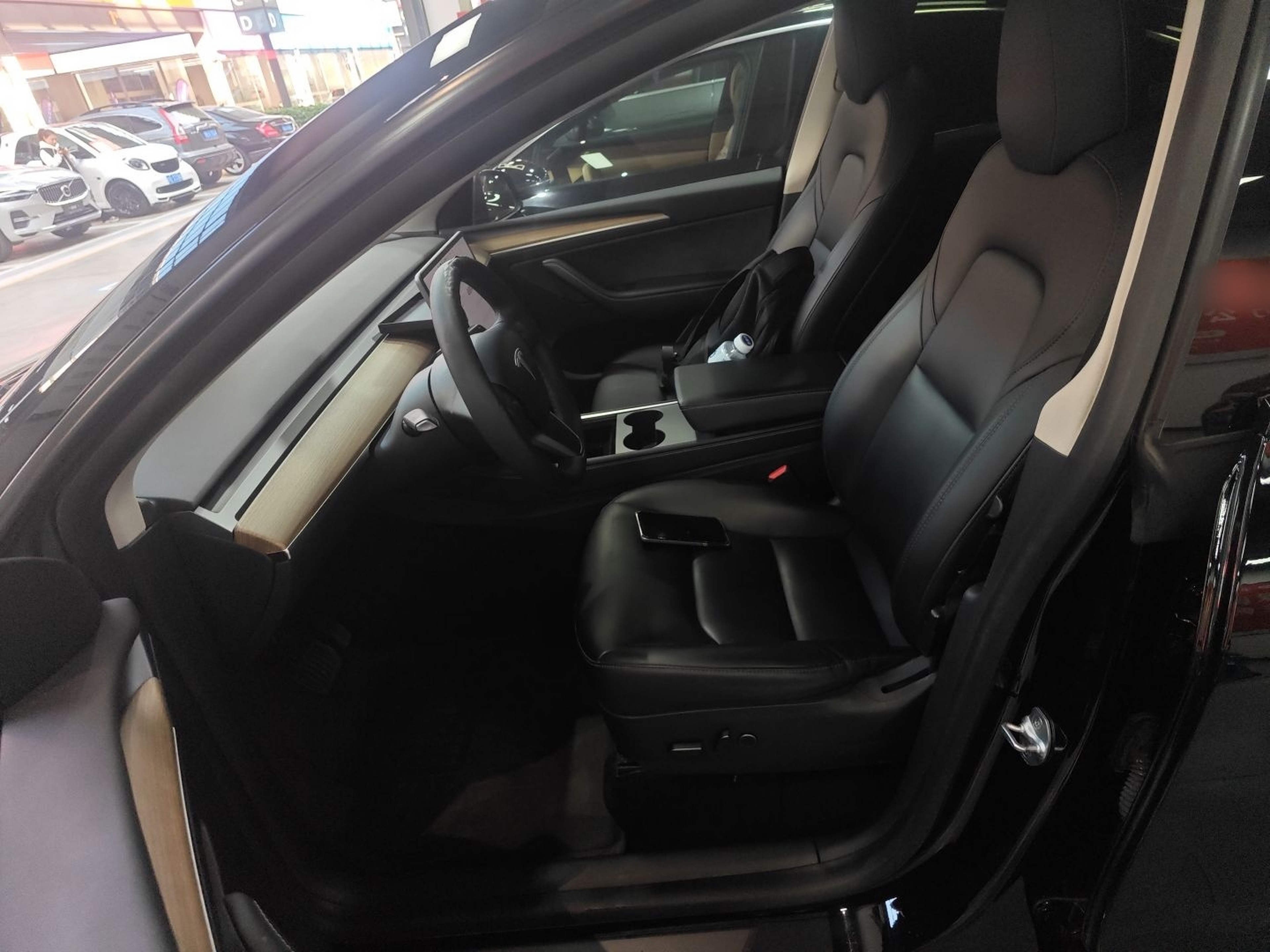 Переднее сиденье в автомобиле