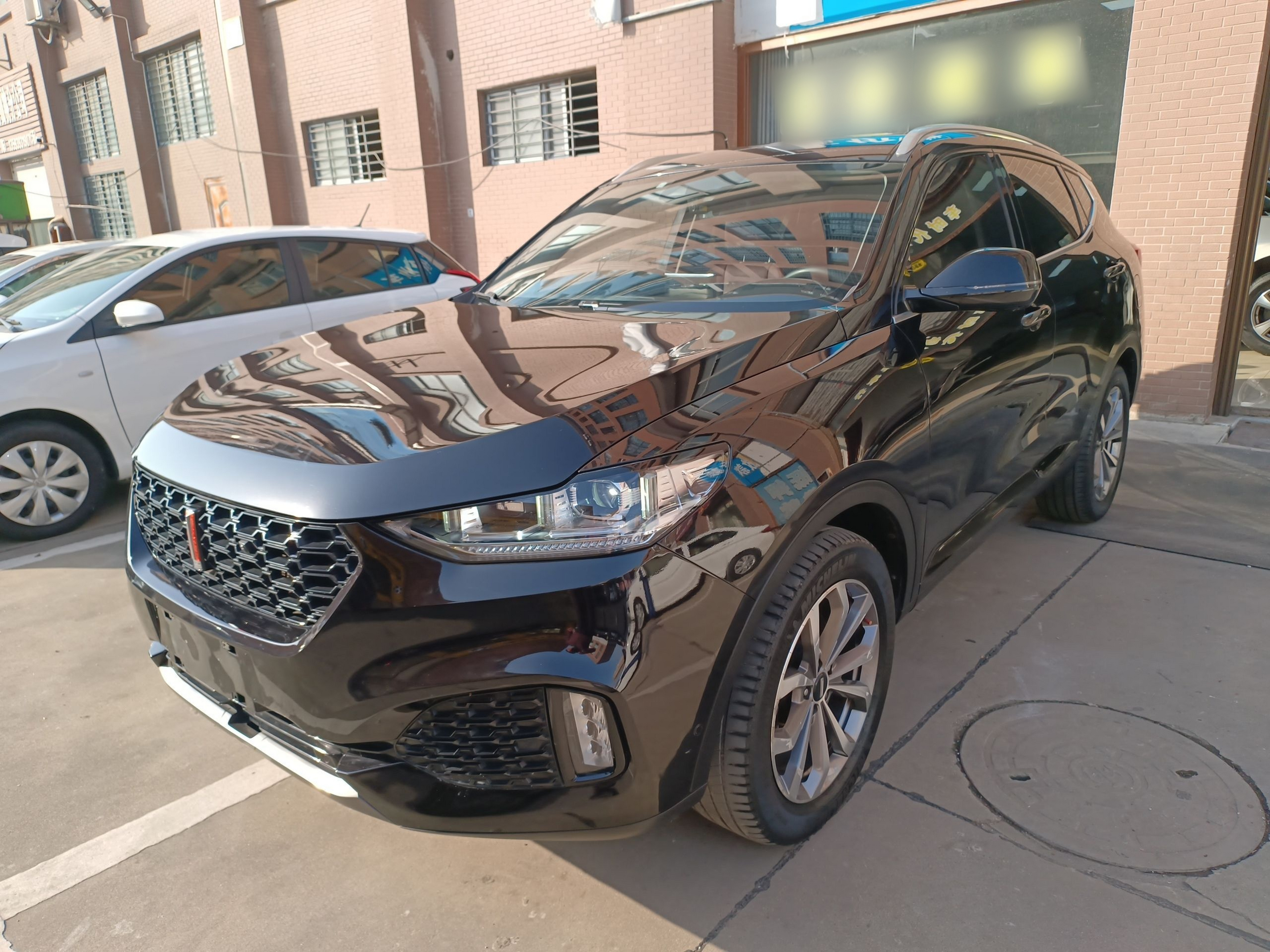 Под передней частью автомобиля