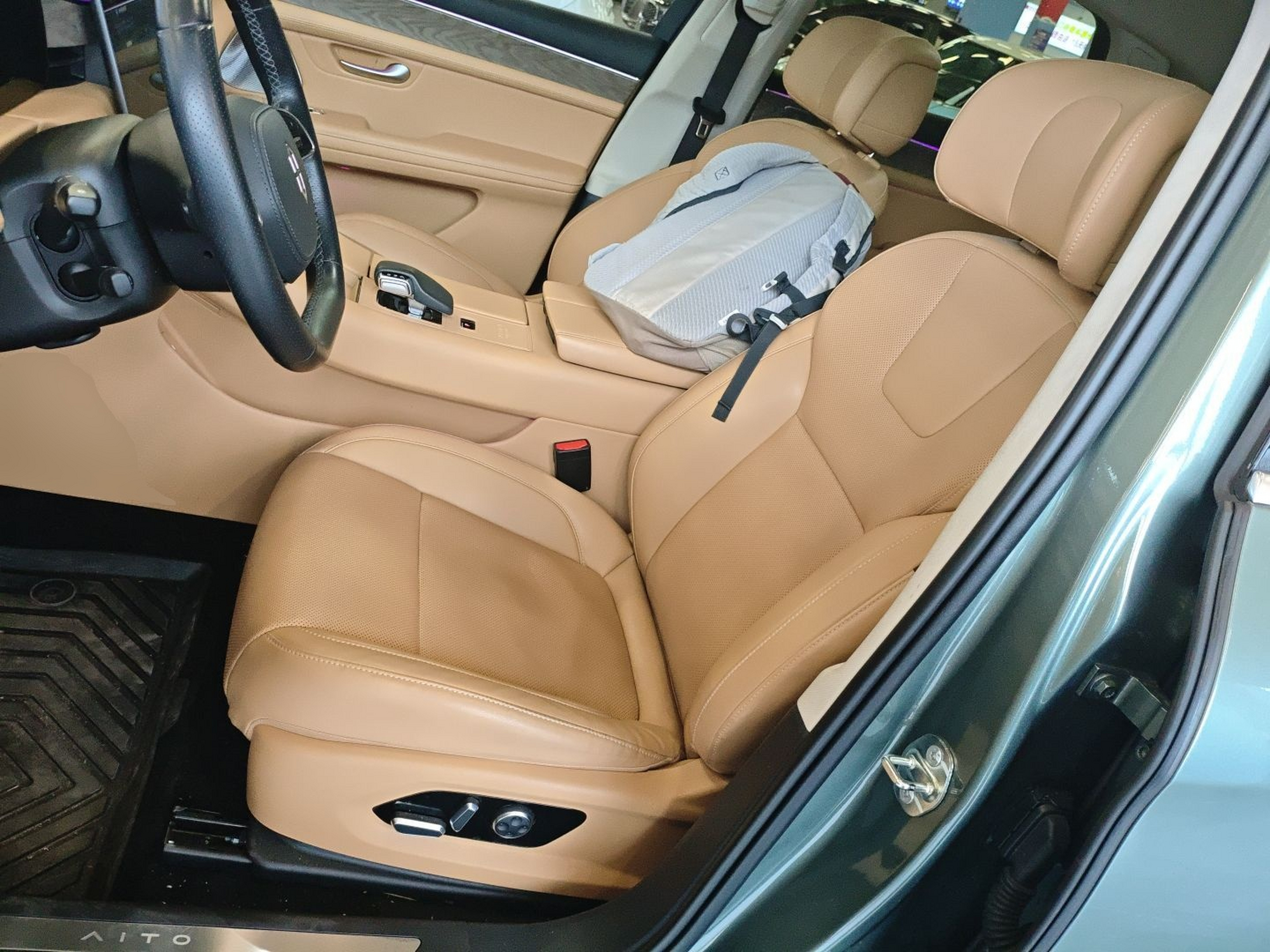 Переднее сиденье в автомобиле