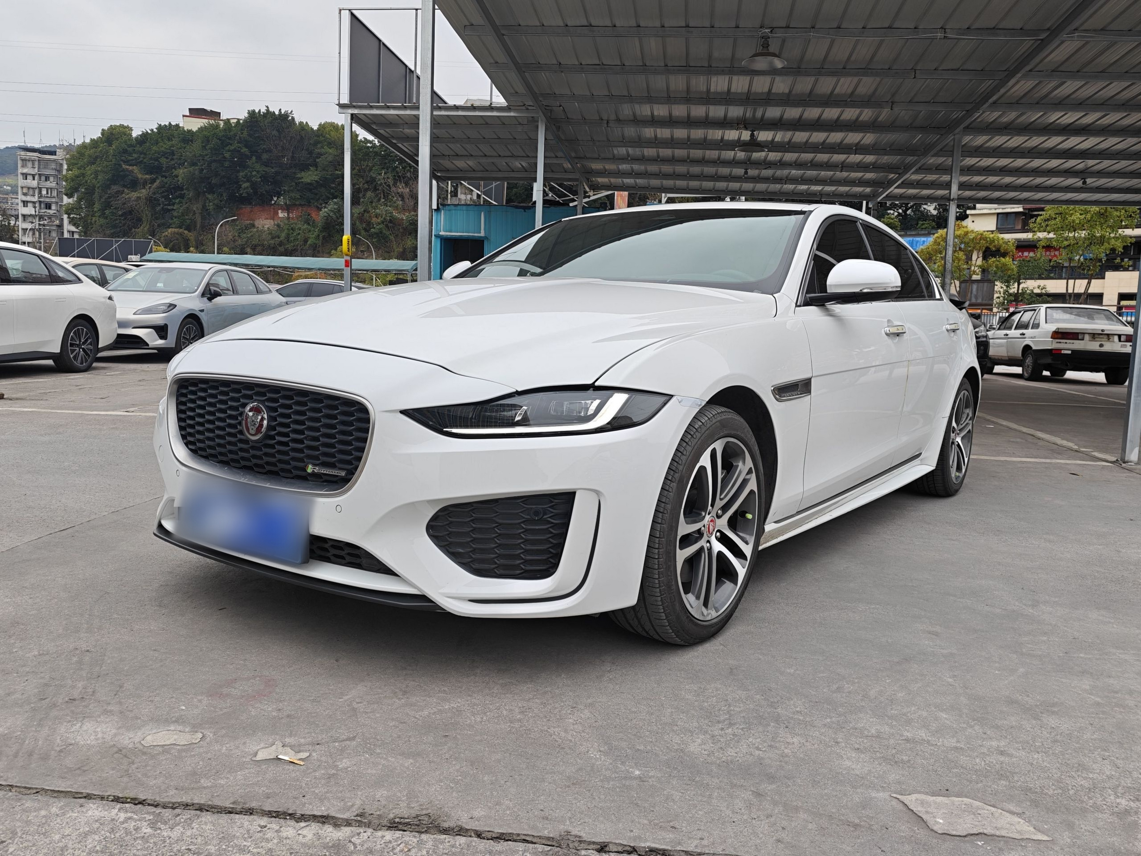 Под передней частью автомобиля