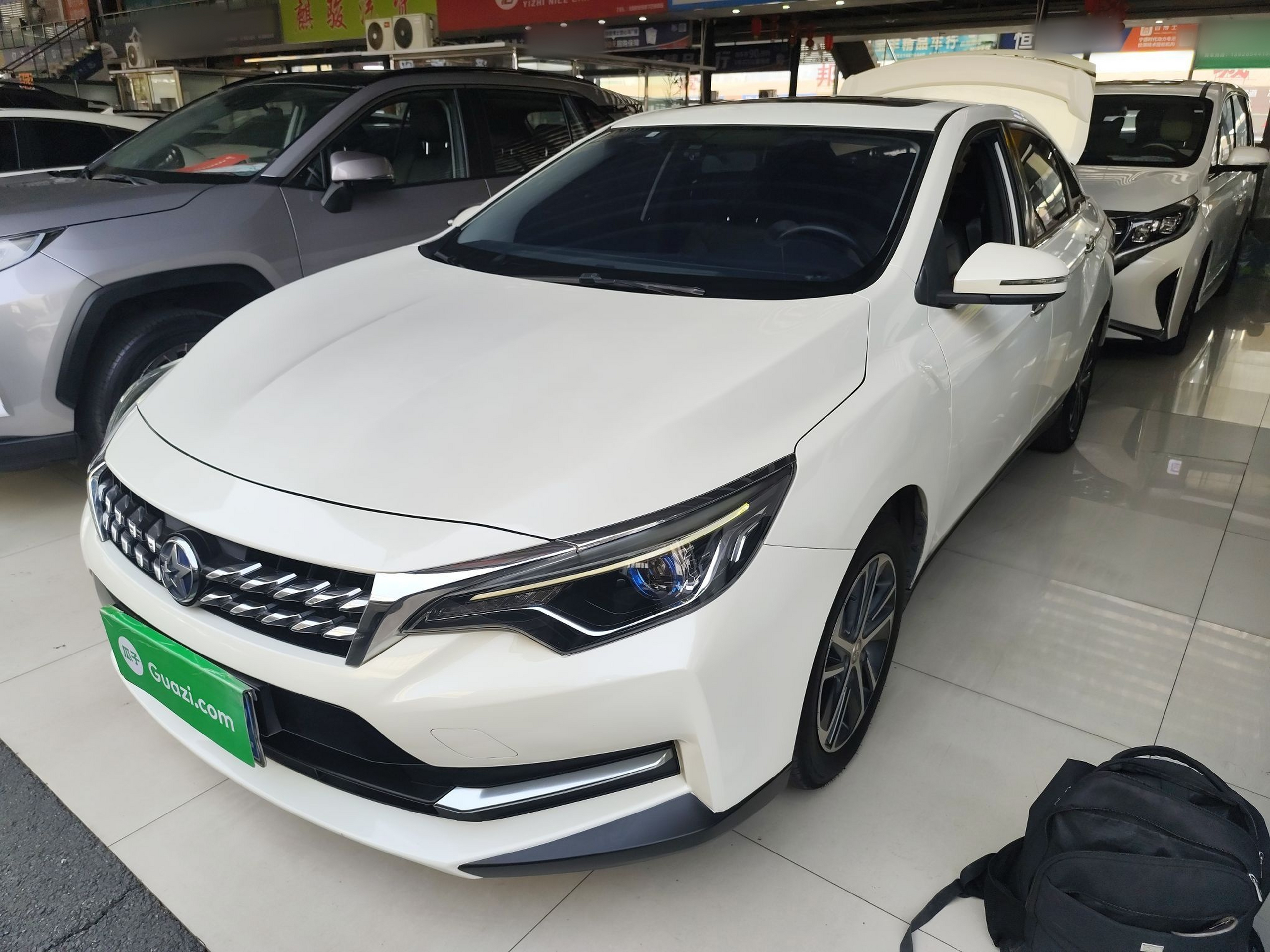 Под передней частью автомобиля