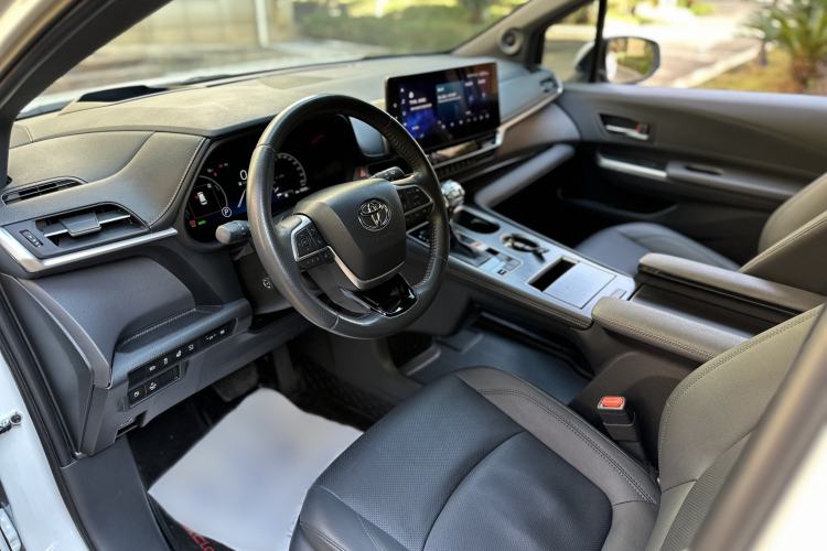 Used Toyota Sienna 2023 2.5L Hybrid Platinum Edition
