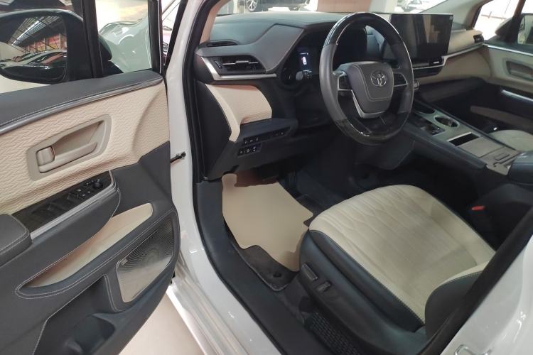 Used Toyota Sienna 2023 2.5L Hybrid Comfort Edition
