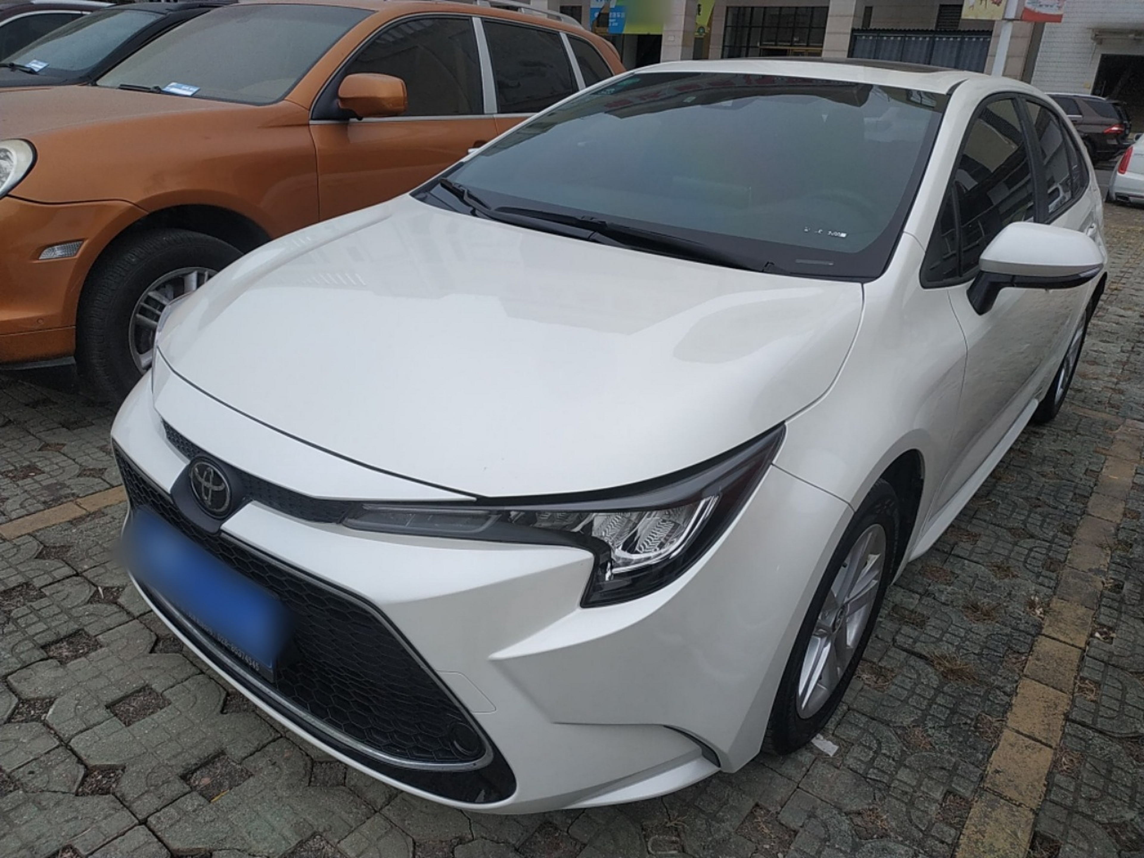 Под передней частью автомобиля