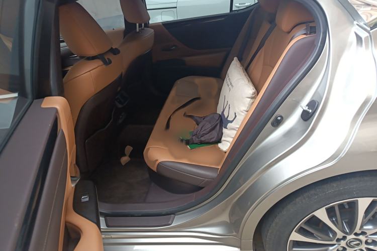 Used Lexus ES 2020 300h Deluxe Edition
