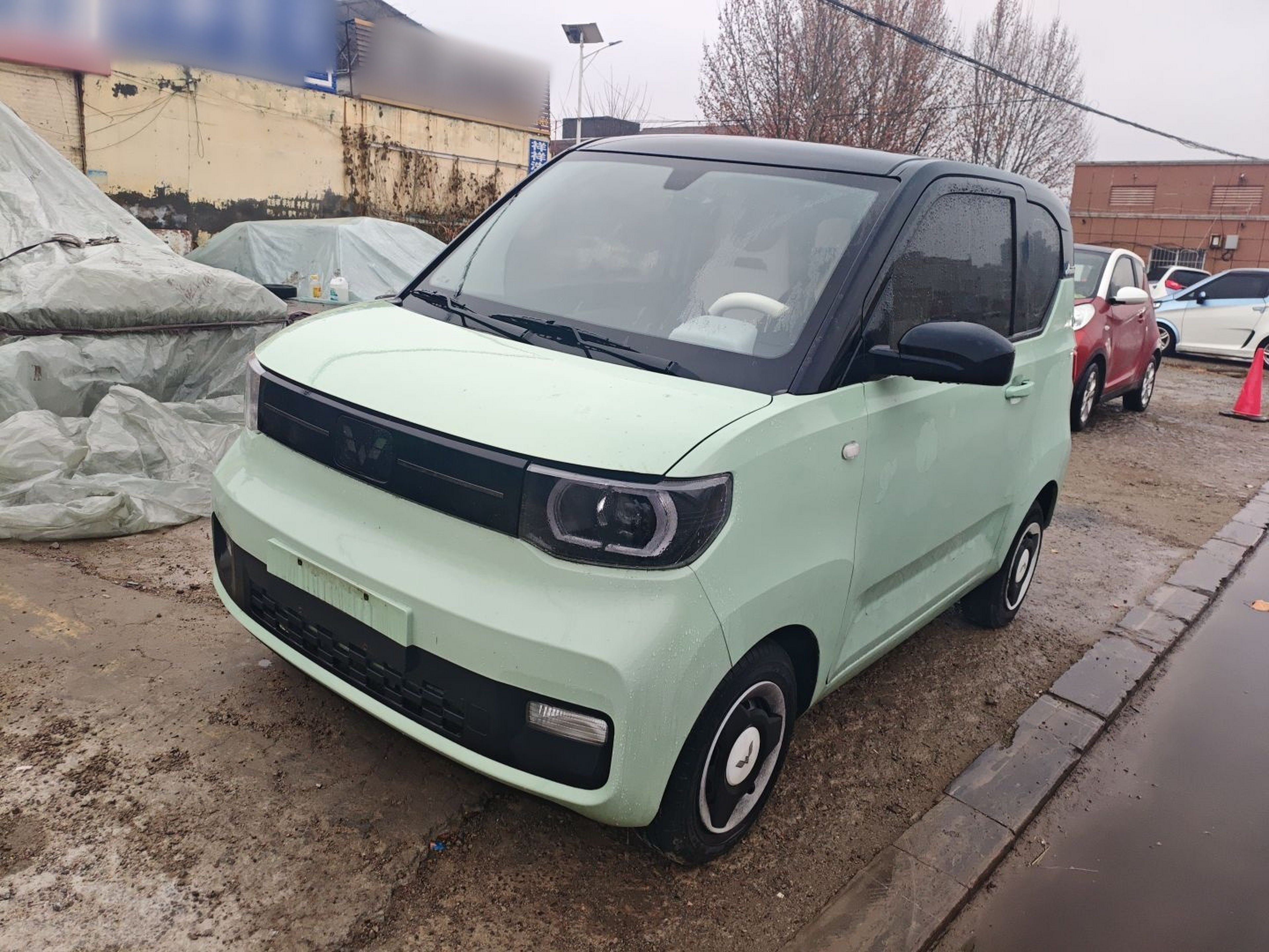 Под передней частью автомобиля