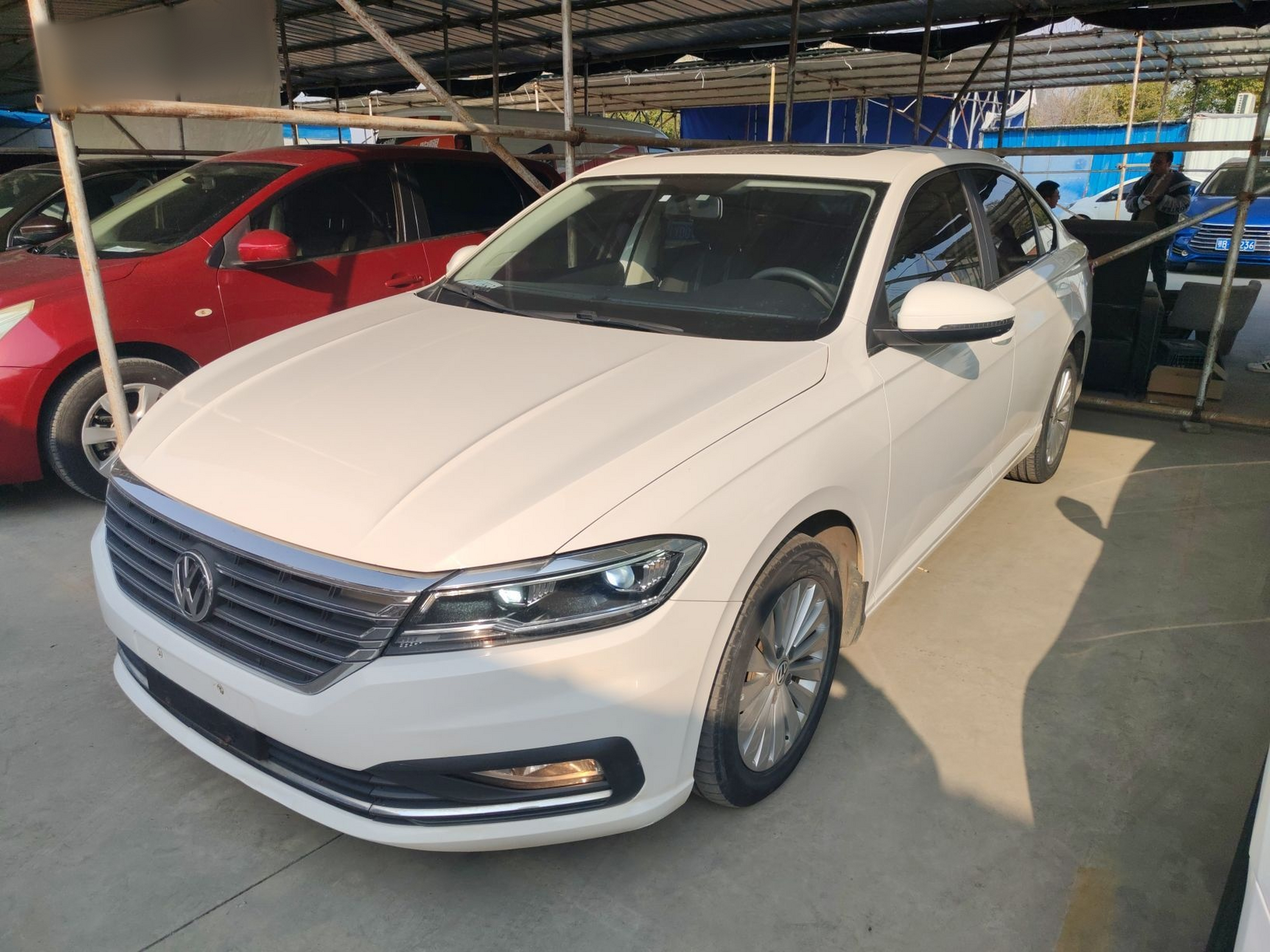 تحت مقدمة السيارة